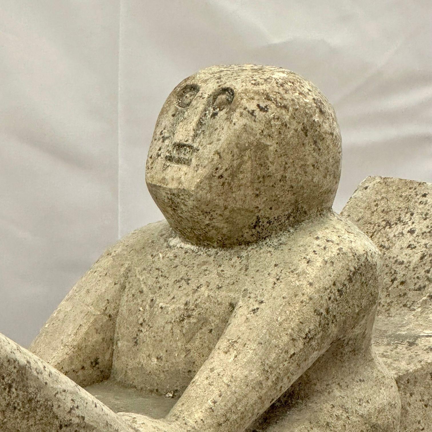 Scultura primitiva in pietra indonesiana della metà del secolo scorso, statua su supporto, 20° sec. in vendita 9
