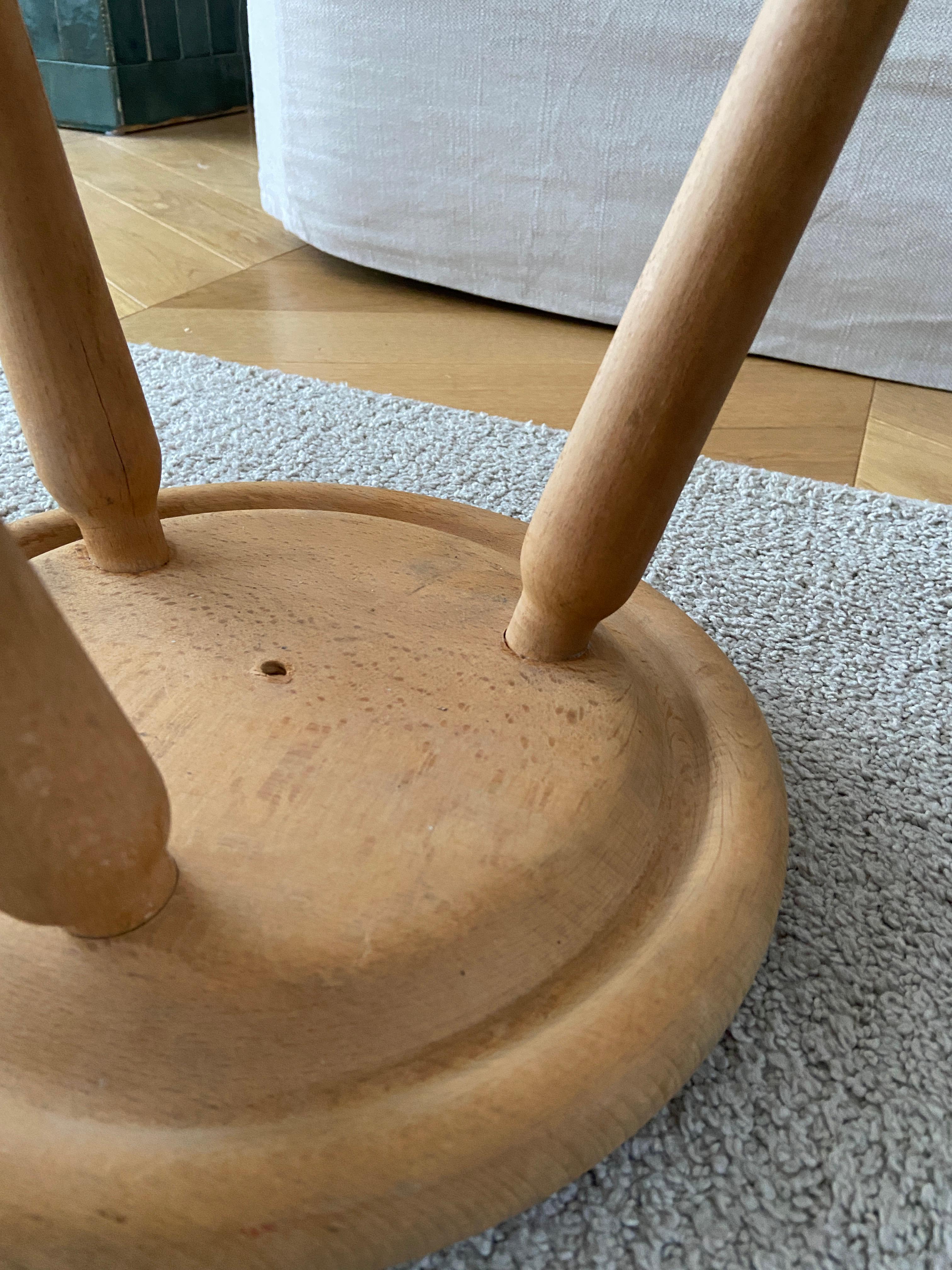 Primitive Milk Stool Round Three Legged in Light Wood In Good Condition In Rümmingen, BW