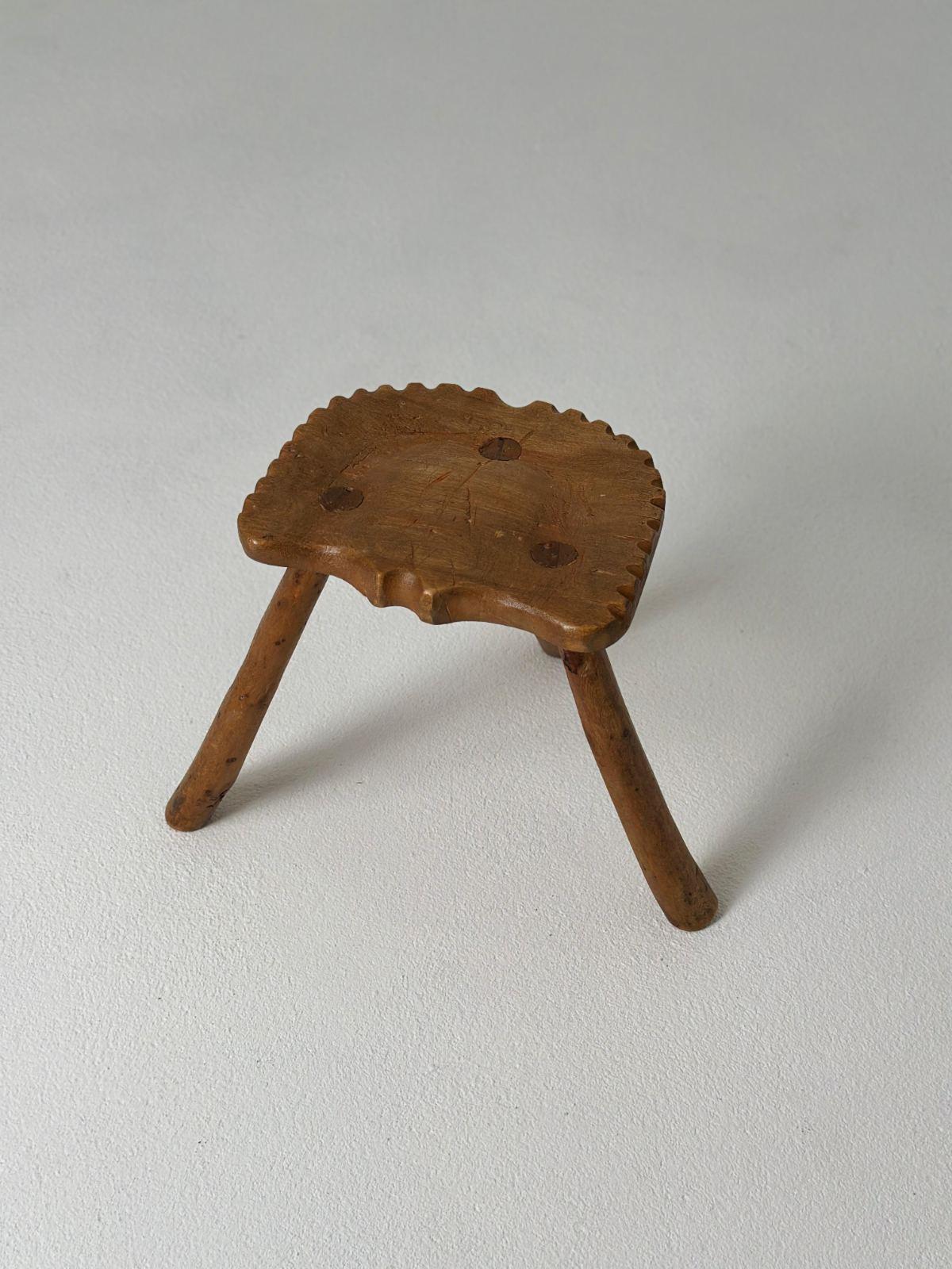 Balkanique Tabouret de traite rustique 1930 en vente