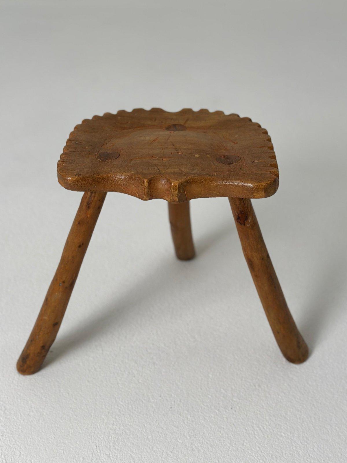Bois Tabouret de traite rustique 1930 en vente
