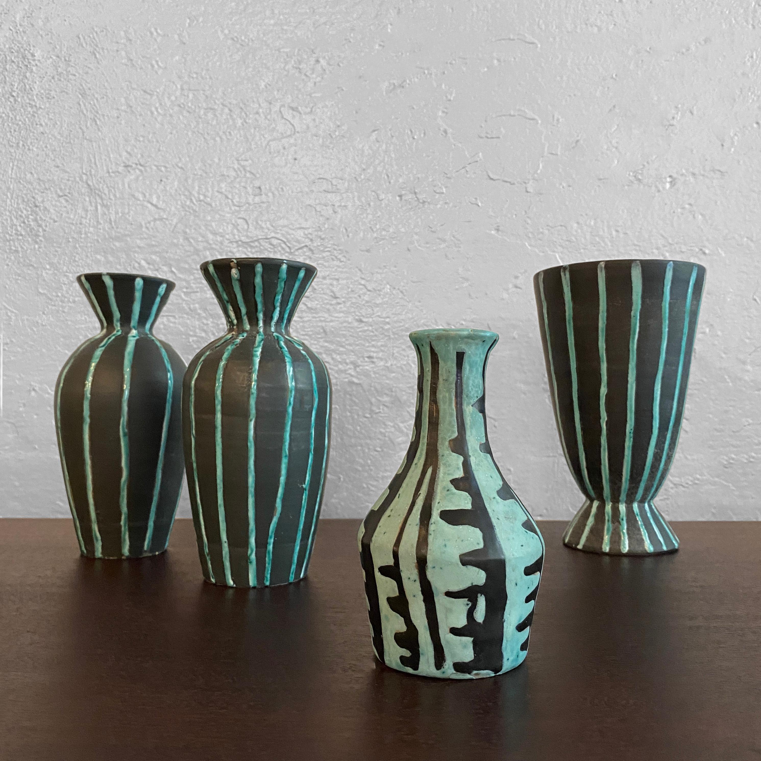 Dipinto a mano Vaso in ceramica d'arte moderna in stile tribale di Livia Gorka in vendita