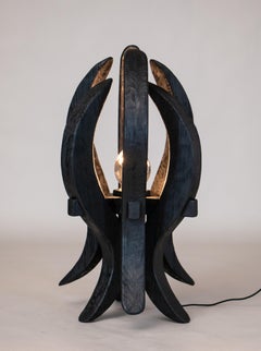 Primitive moderne Leuchte, handwerkliche skulpturale Stehlampe aus gebranntem schwarzem Holz SEED