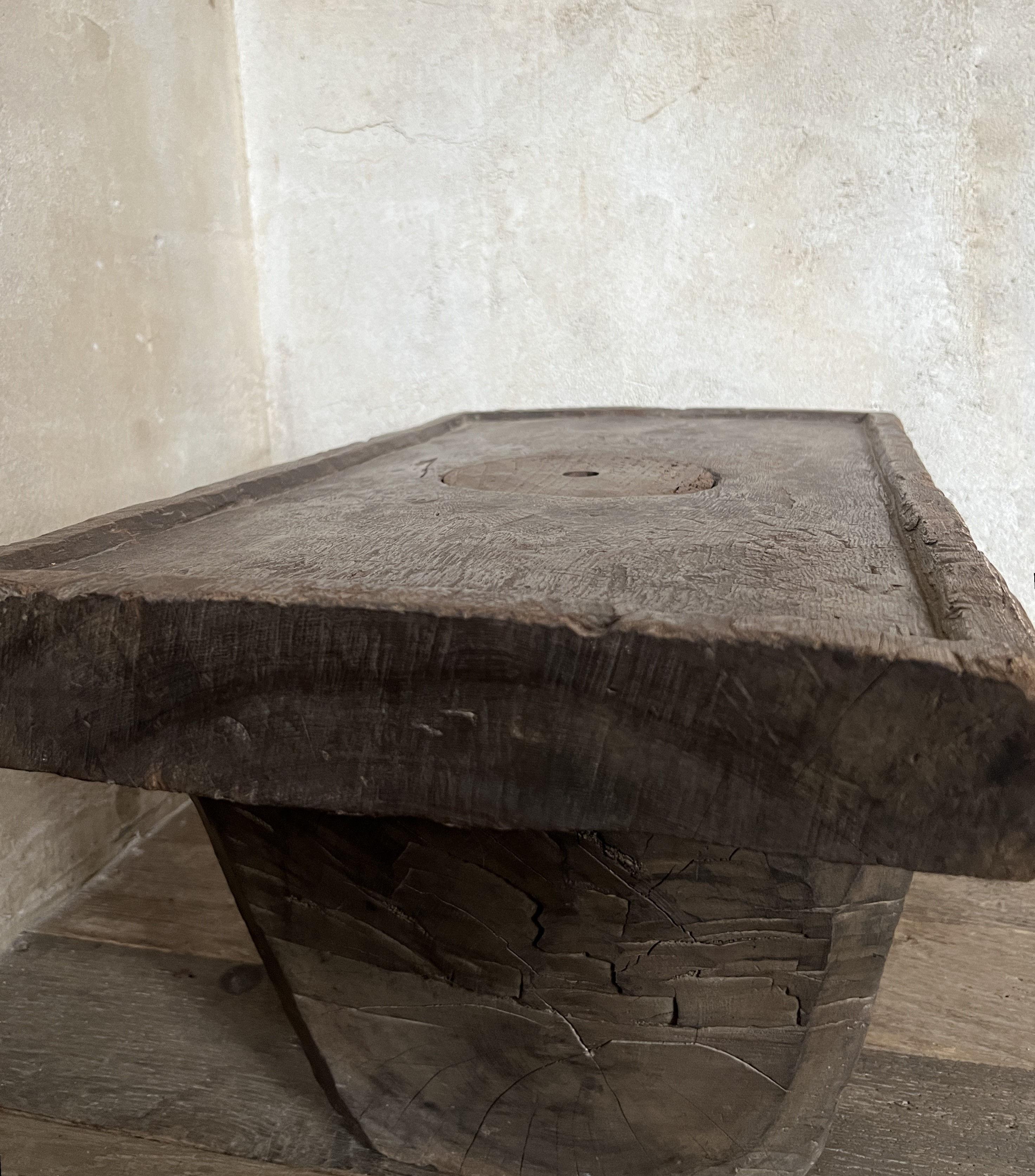 table latérale primitive monoxyle en bois avec mortier Bon état - En vente à Vosselaar, BE