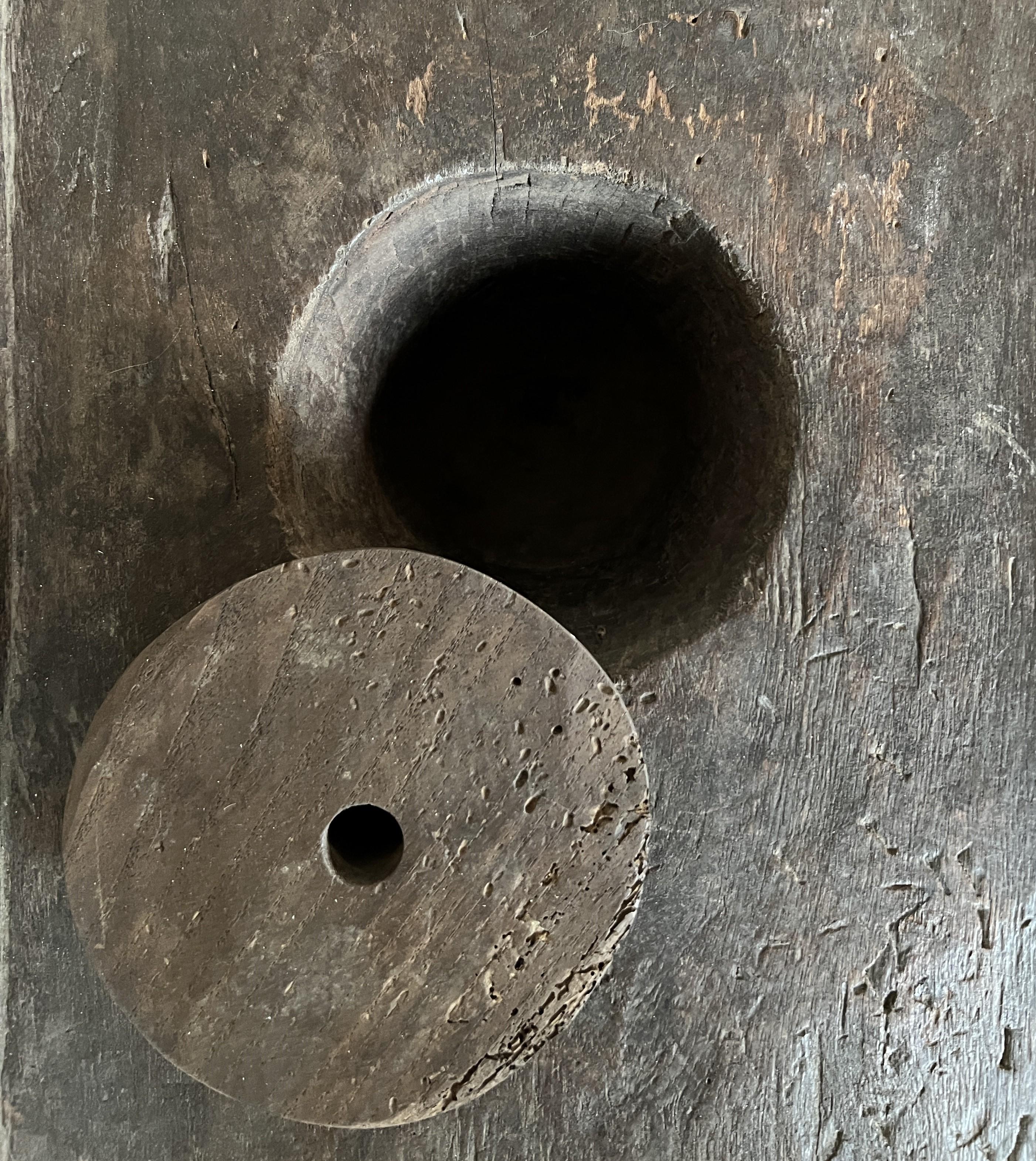 20ième siècle table latérale primitive monoxyle en bois avec mortier en vente