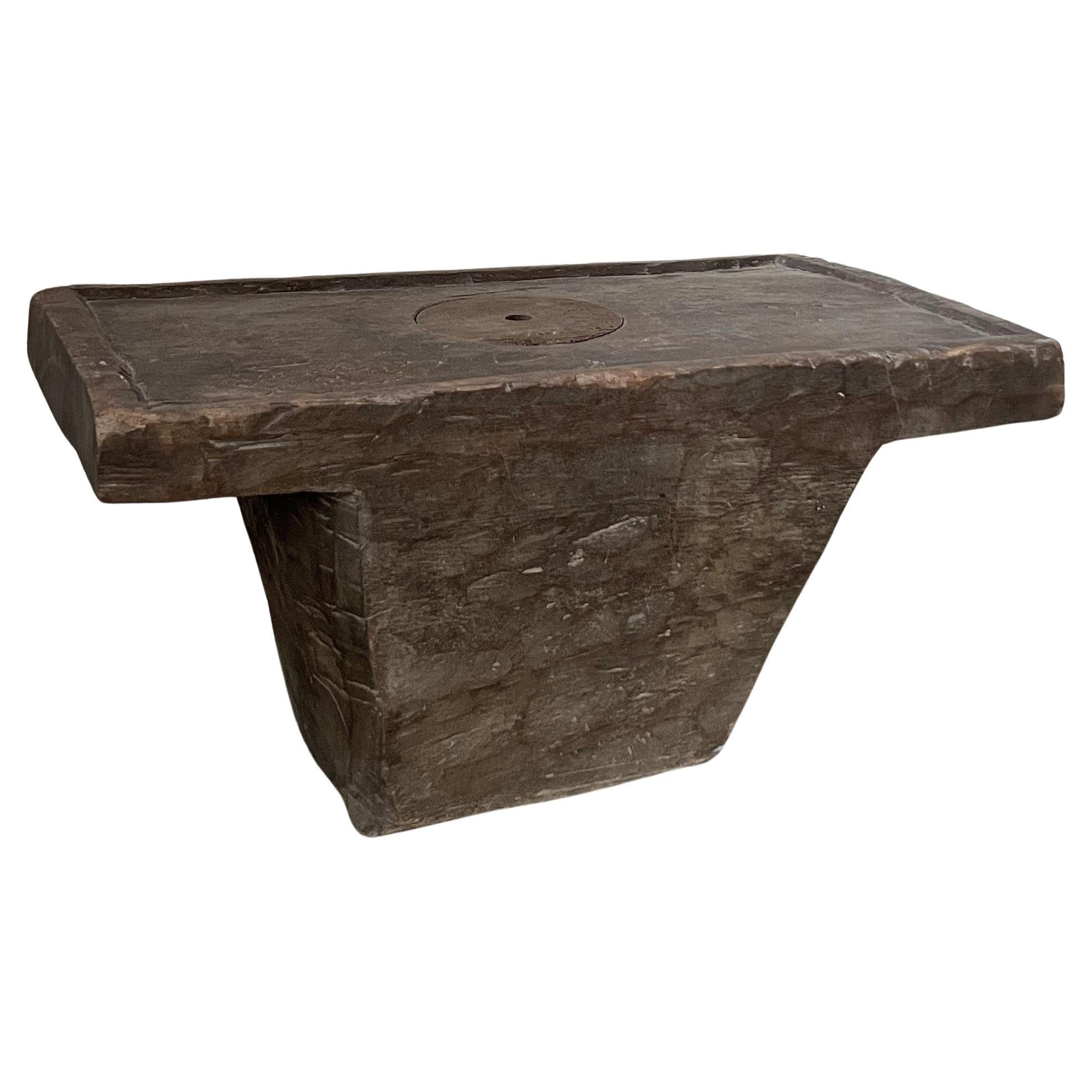 table latérale primitive monoxyle en bois avec mortier