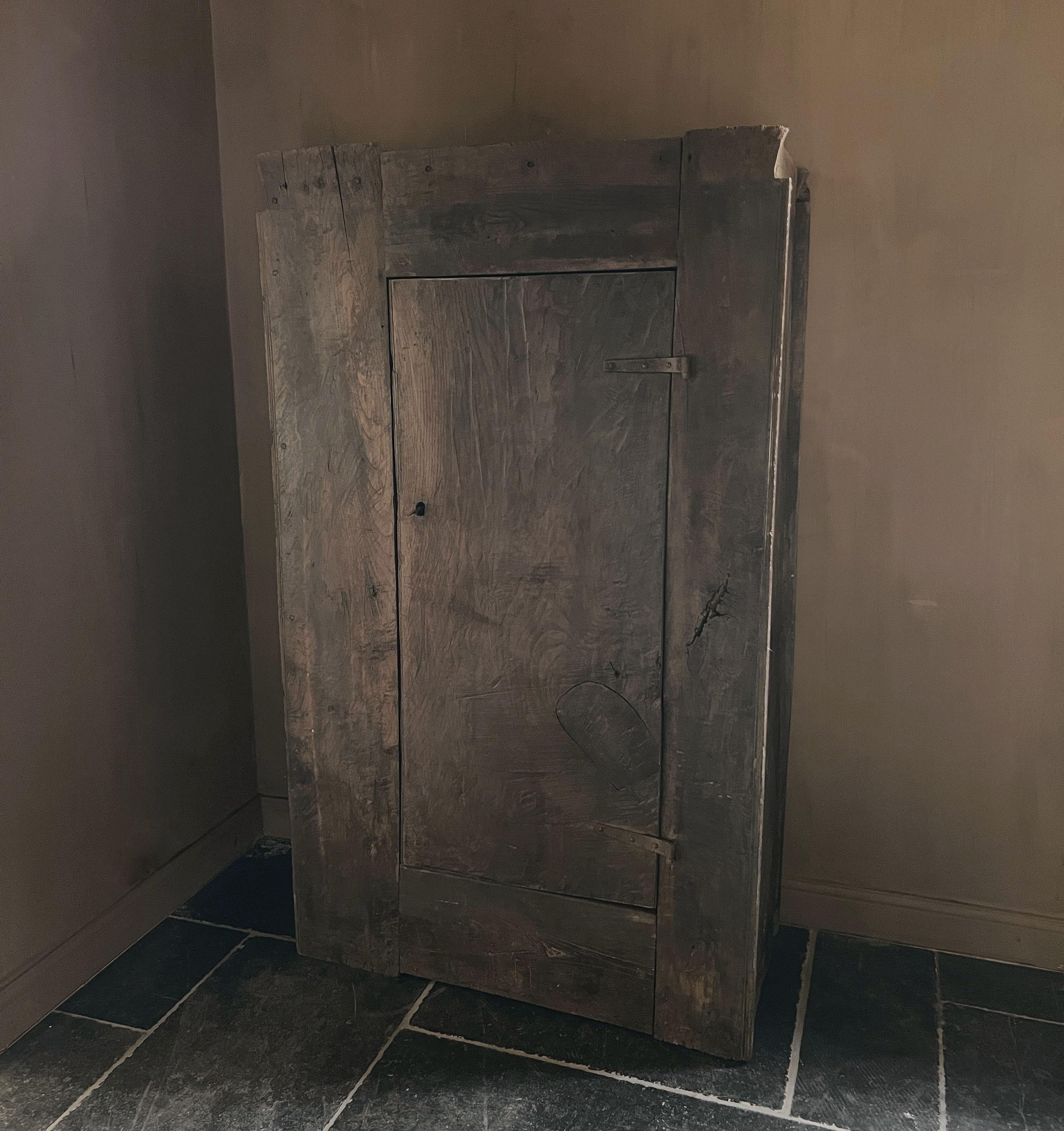 Une rare armoire de montagne des Pyrinées. Les pièces de ce type étaient fabriquées à la campagne en hiver. Lorsque le travail dans les champs s'arrêtait de manière saisonnière, les agriculteurs utilisaient les matériaux présents sur leurs terrains