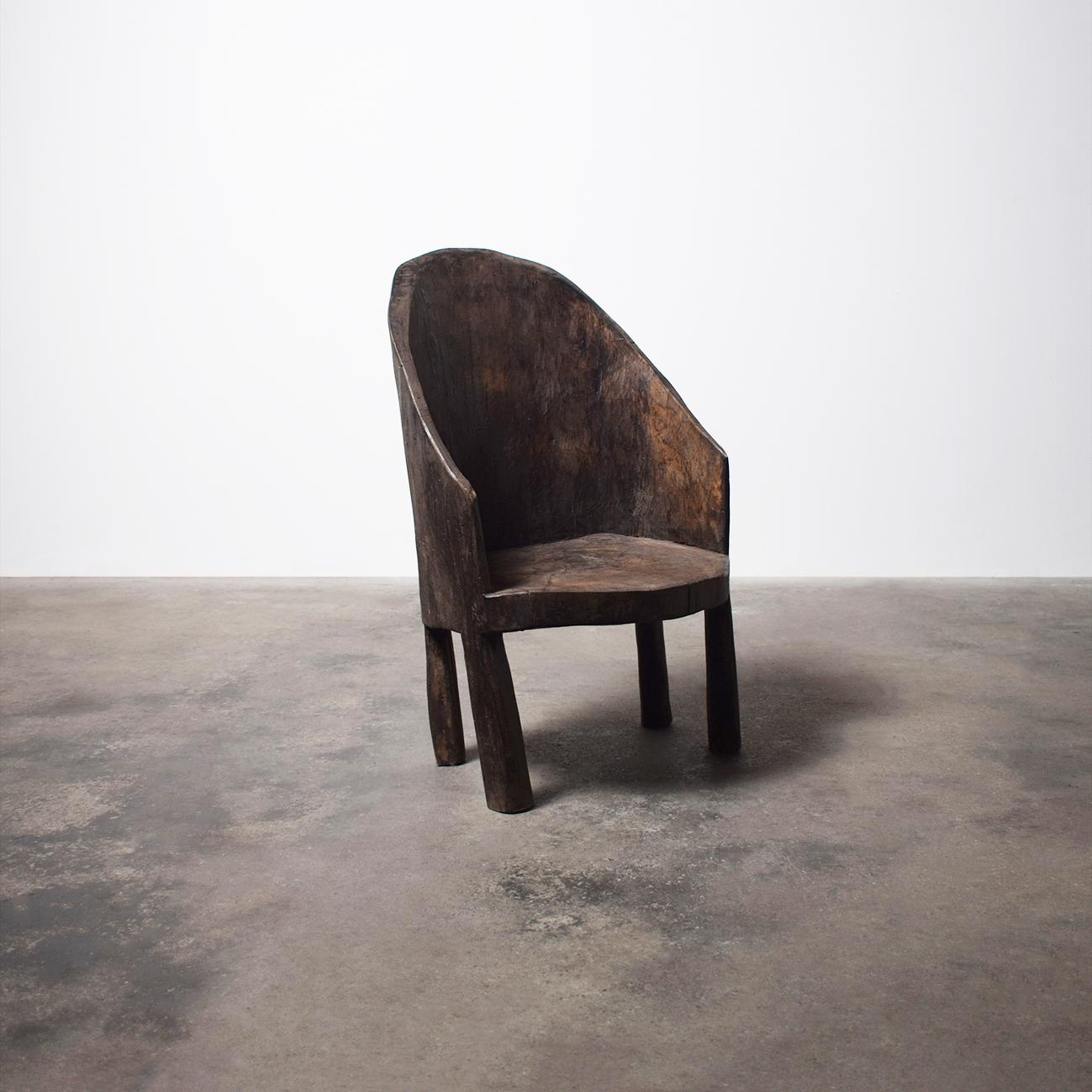 Silla de tocón primitiva única en su especie, auténtica y encantadora, fabricada con una única madera dura maciza. Tallado a mano por la tribu Naga de la India, hacia la década de 1970. Una bonita pieza wabi sabi en buen estado vintage con algunos