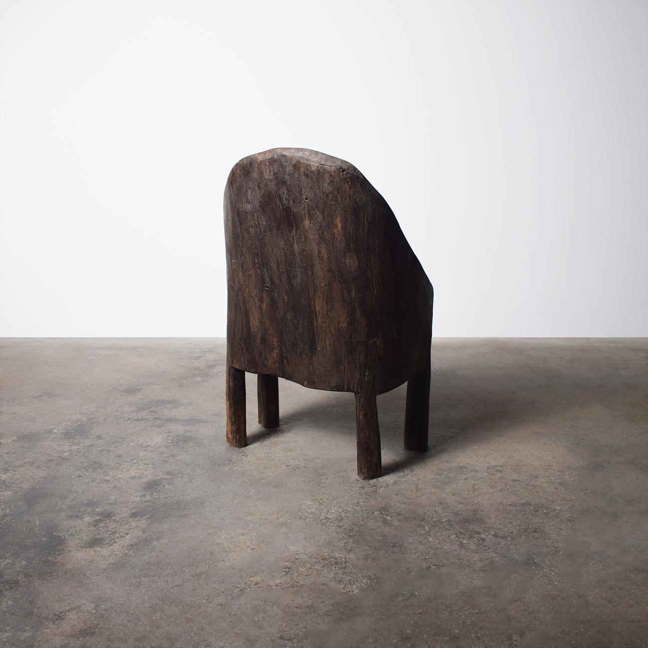 Silla de la tribu orgánica primitiva Naga de teca maciza. Primitivo en venta