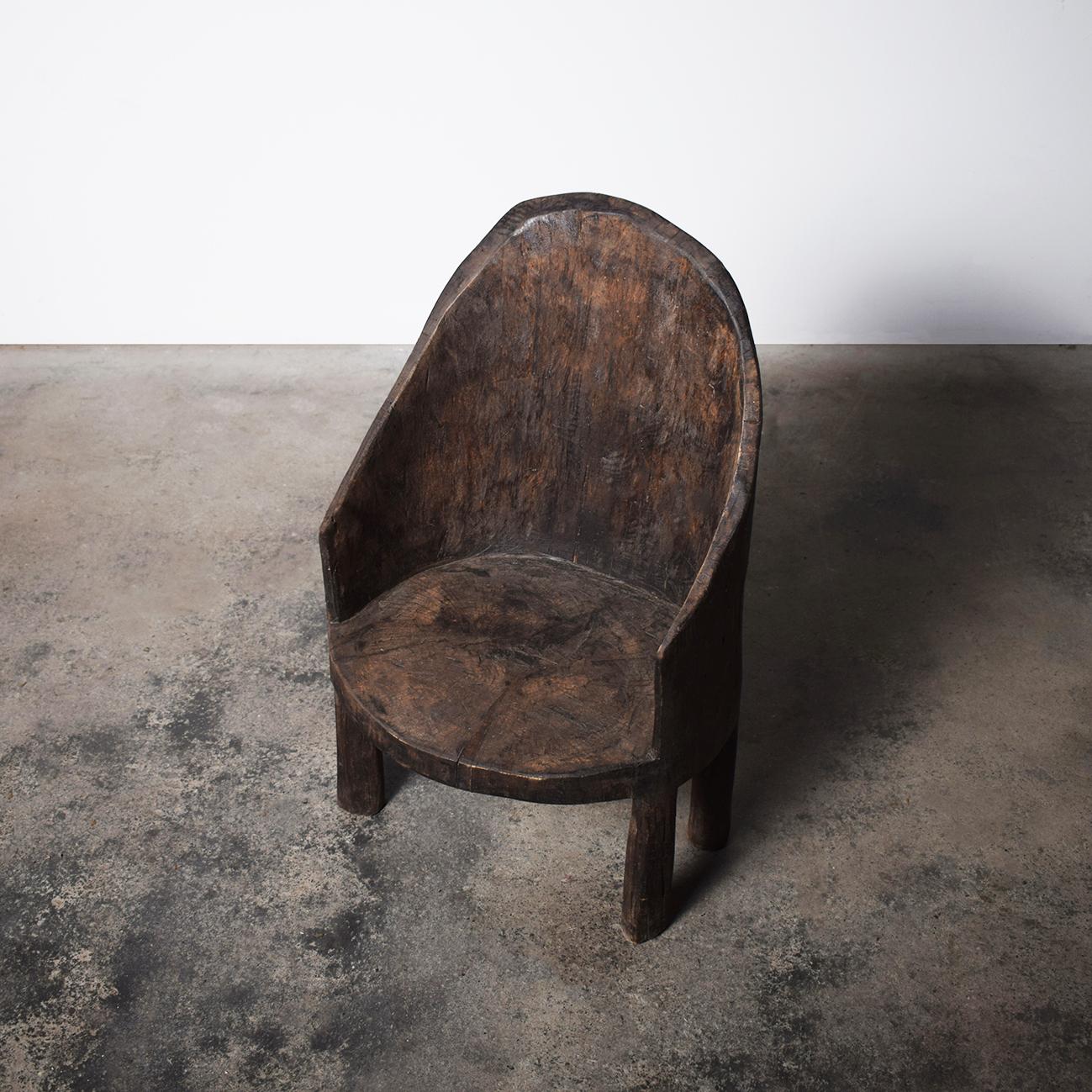 Silla de la tribu orgánica primitiva Naga de teca maciza. Indio en venta