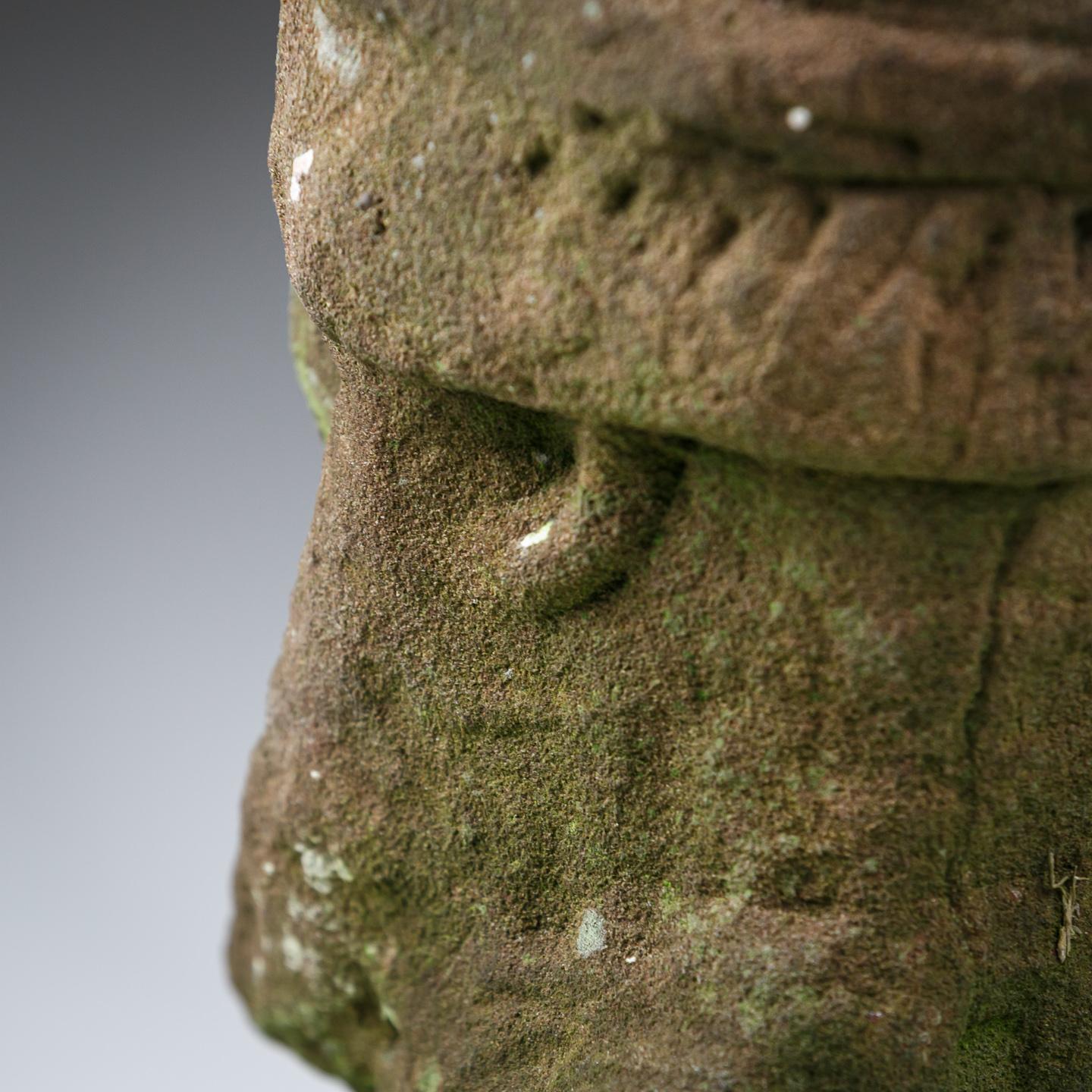 Buste primitif en pierre sculptée du pays du Nord en vente 3