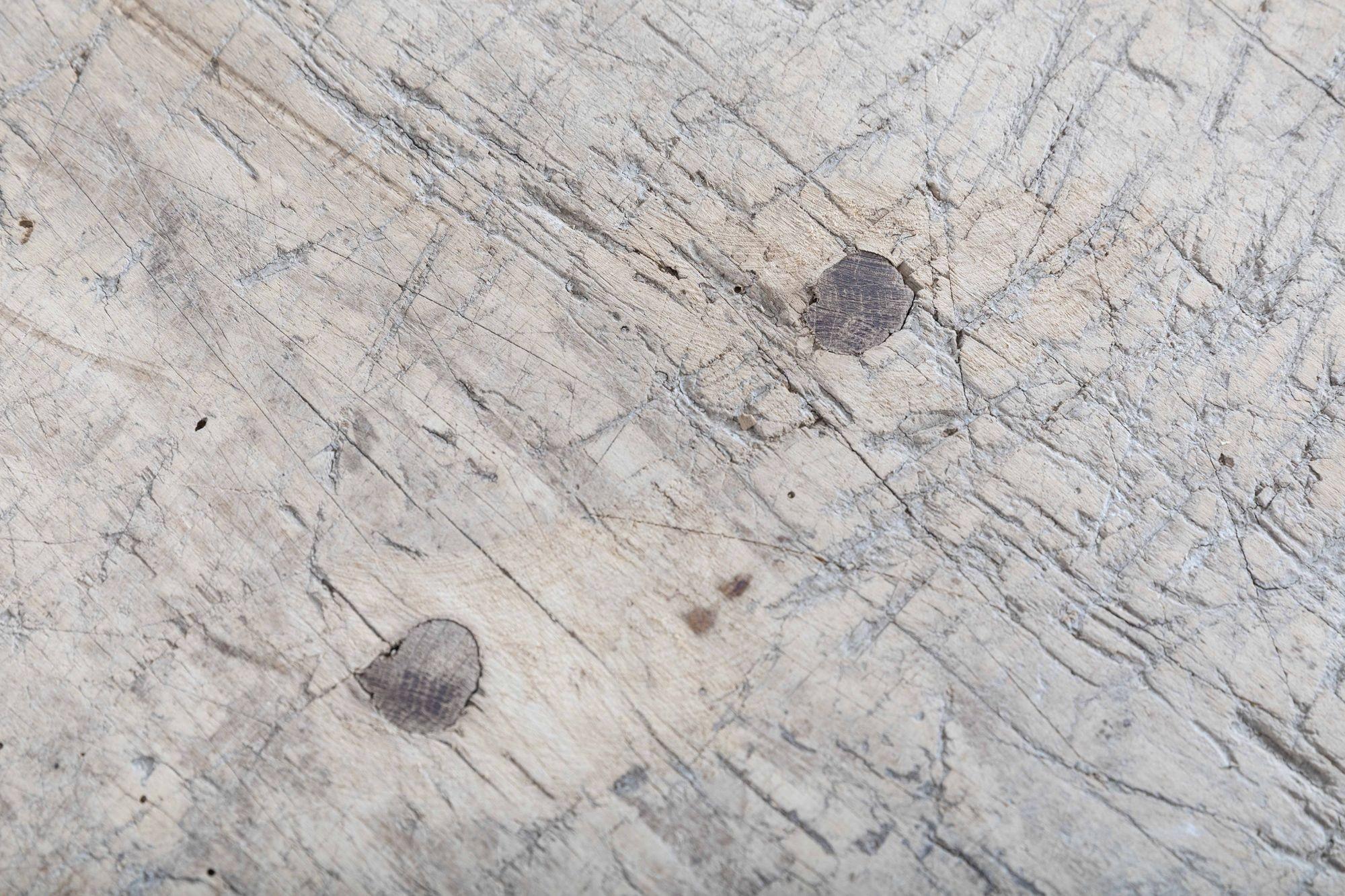 Circa 1920.

Primitive oak and elm top butchers table with oak legs and elm top.

sku 1030.

(past repairs).

Measures: W147 x D58 x H80 cm.