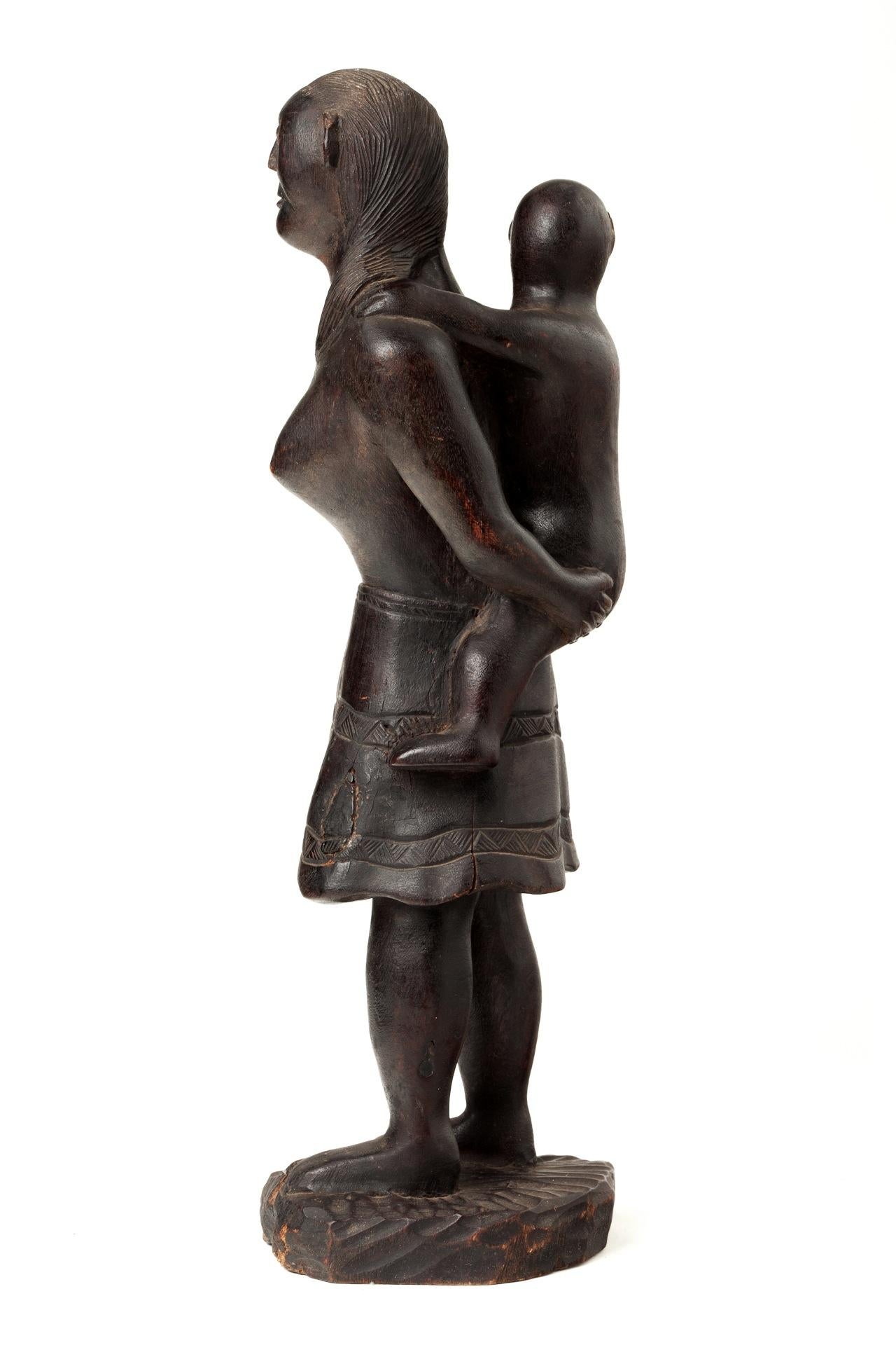 Sculpture océanique sculptée à la main d'une mère et d'un enfant Bon état - En vente à New York, NY