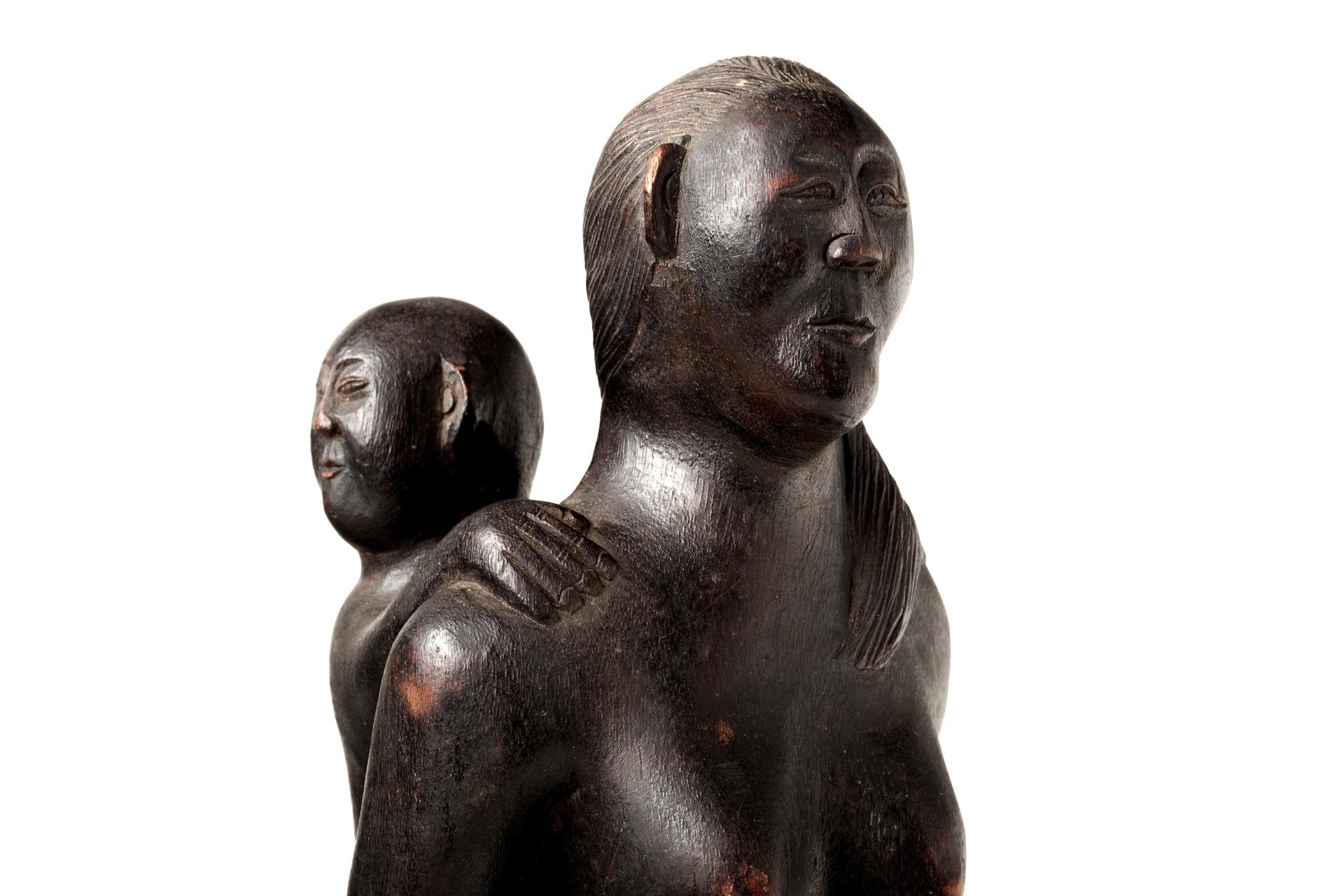 Milieu du XXe siècle Sculpture océanique sculptée à la main d'une mère et d'un enfant en vente