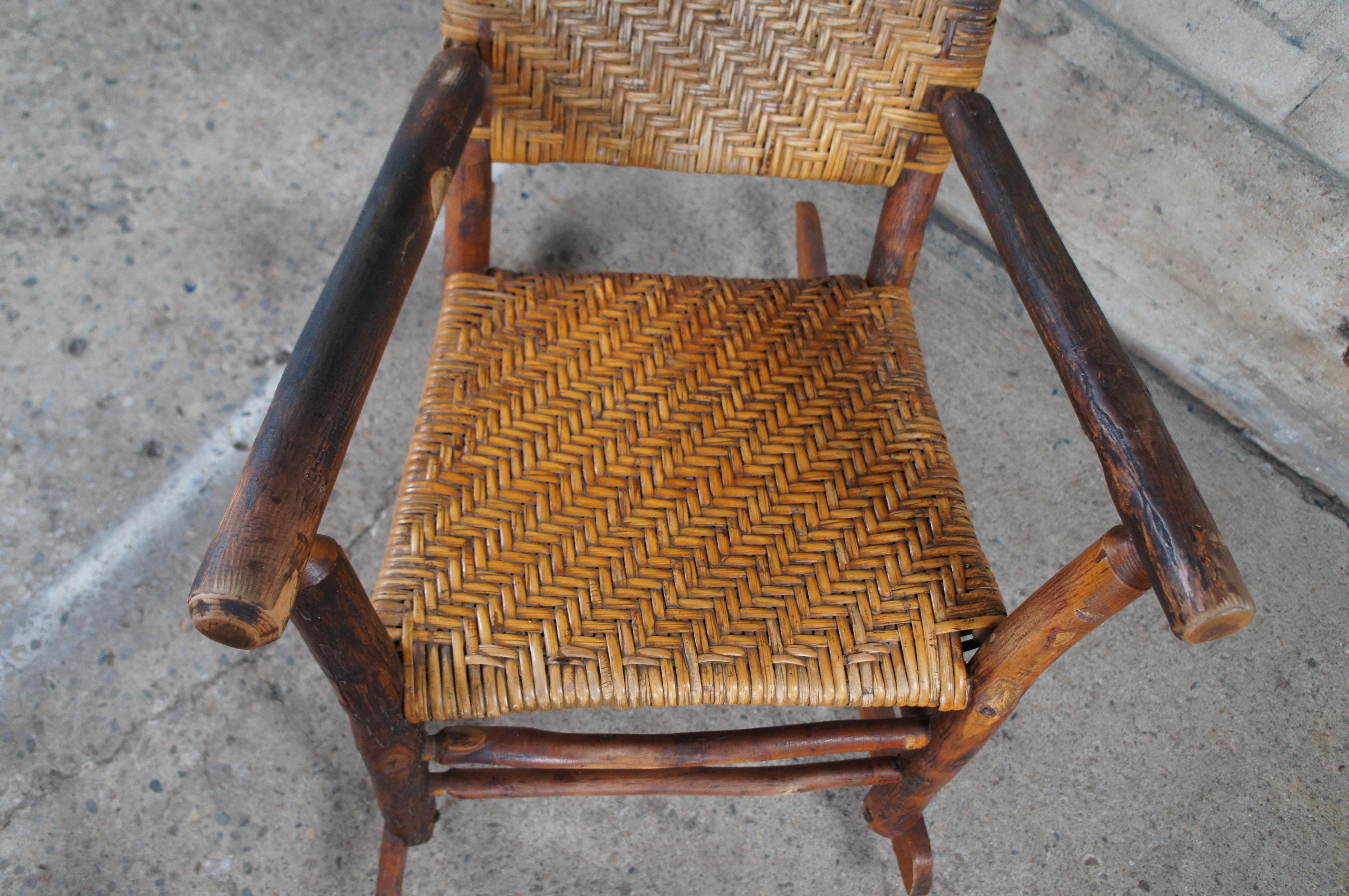 Chaise à bascule Adirondack Rocker, ancienne et fabriquée à la main, en rotin pacanier tissé en vente 5