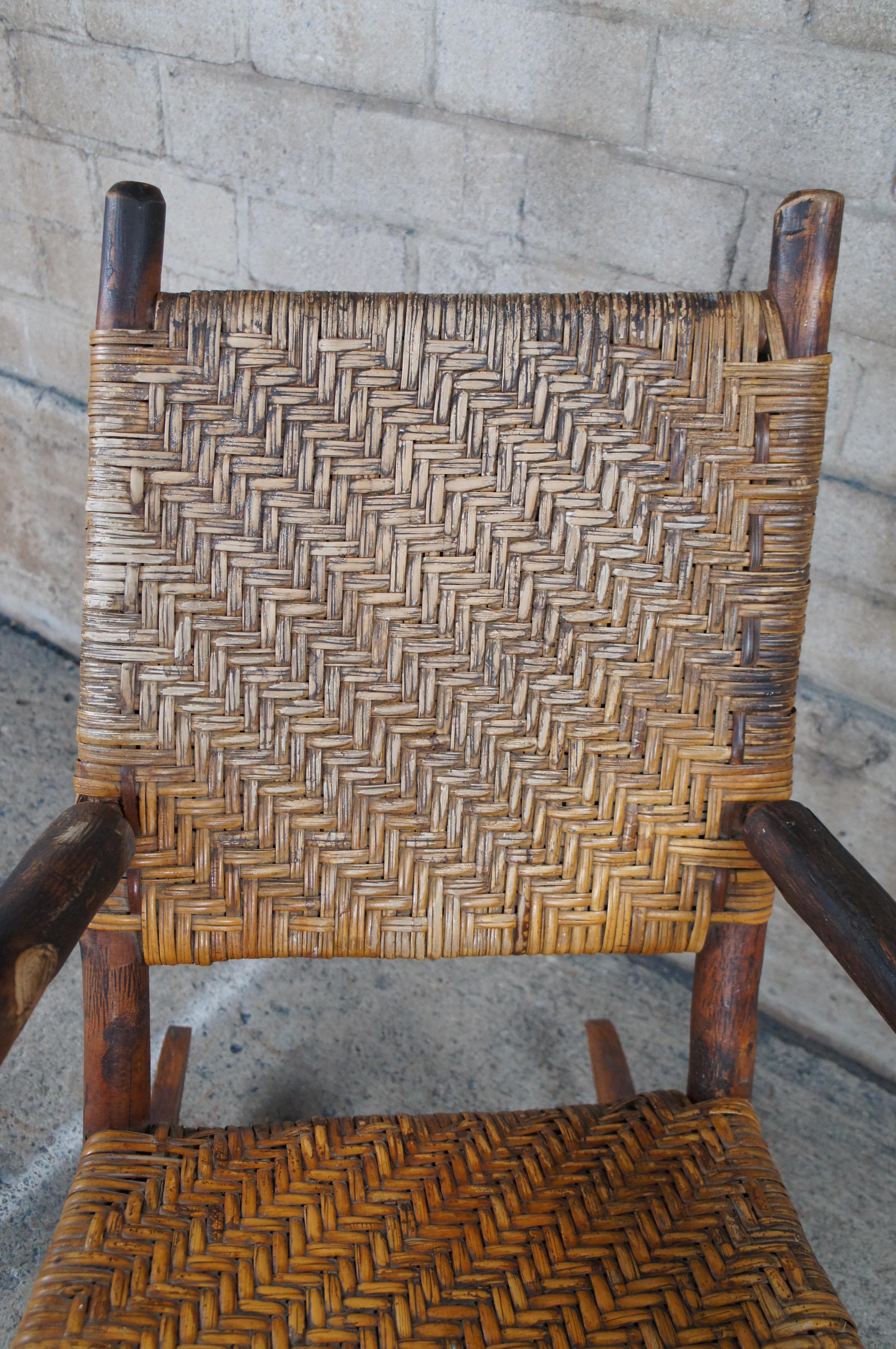 Chaise à bascule Adirondack Rocker, ancienne et fabriquée à la main, en rotin pacanier tissé en vente 6