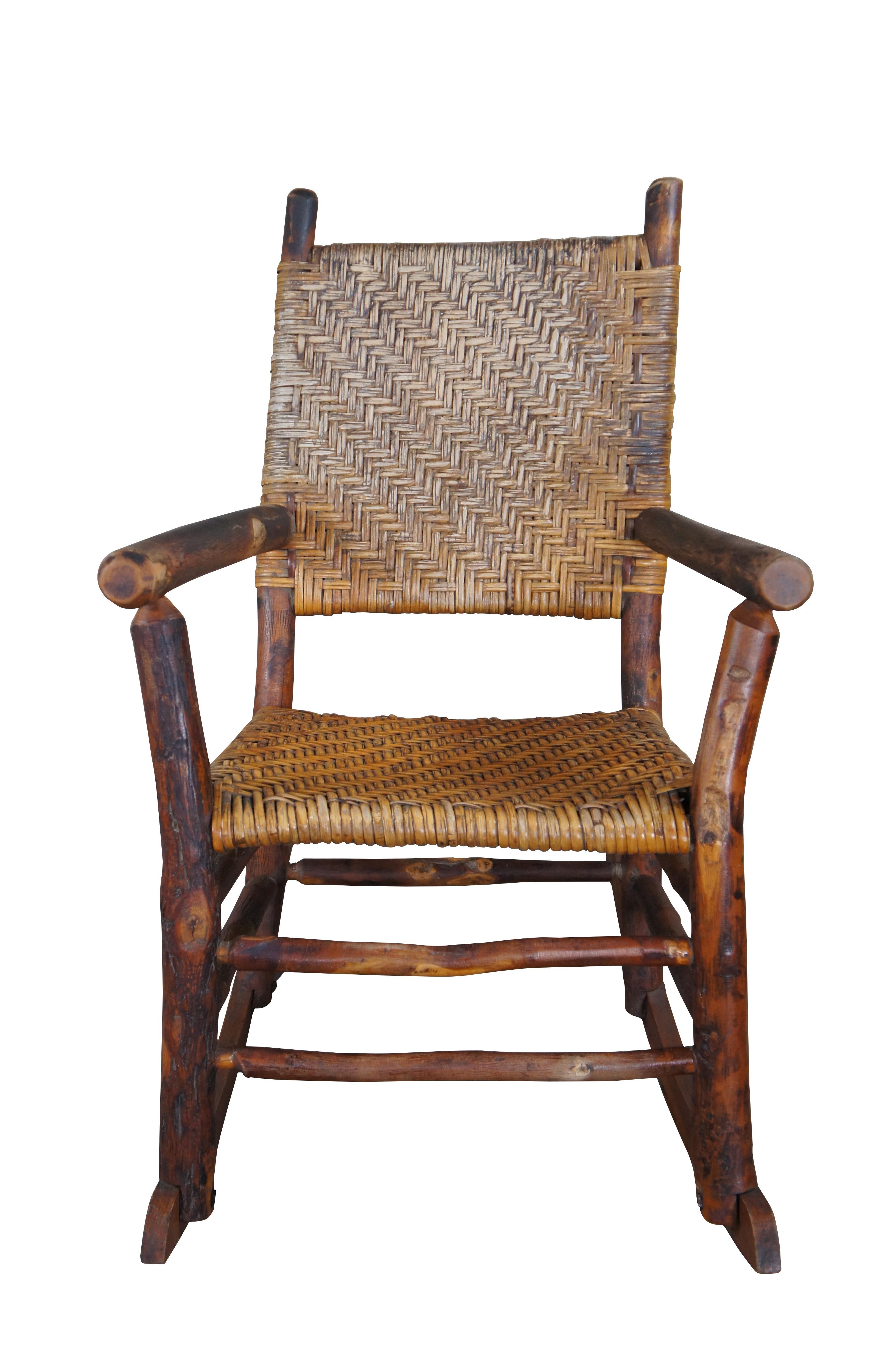Chaise à bascule en Hickory Adirondack du milieu du 20e siècle, conçue à la manière des meubles Old Hickory.  La chaise a la forme de l'A21, une chaise importante et populaire fabriquée par l'entreprise depuis la première partie du 20e siècle. 