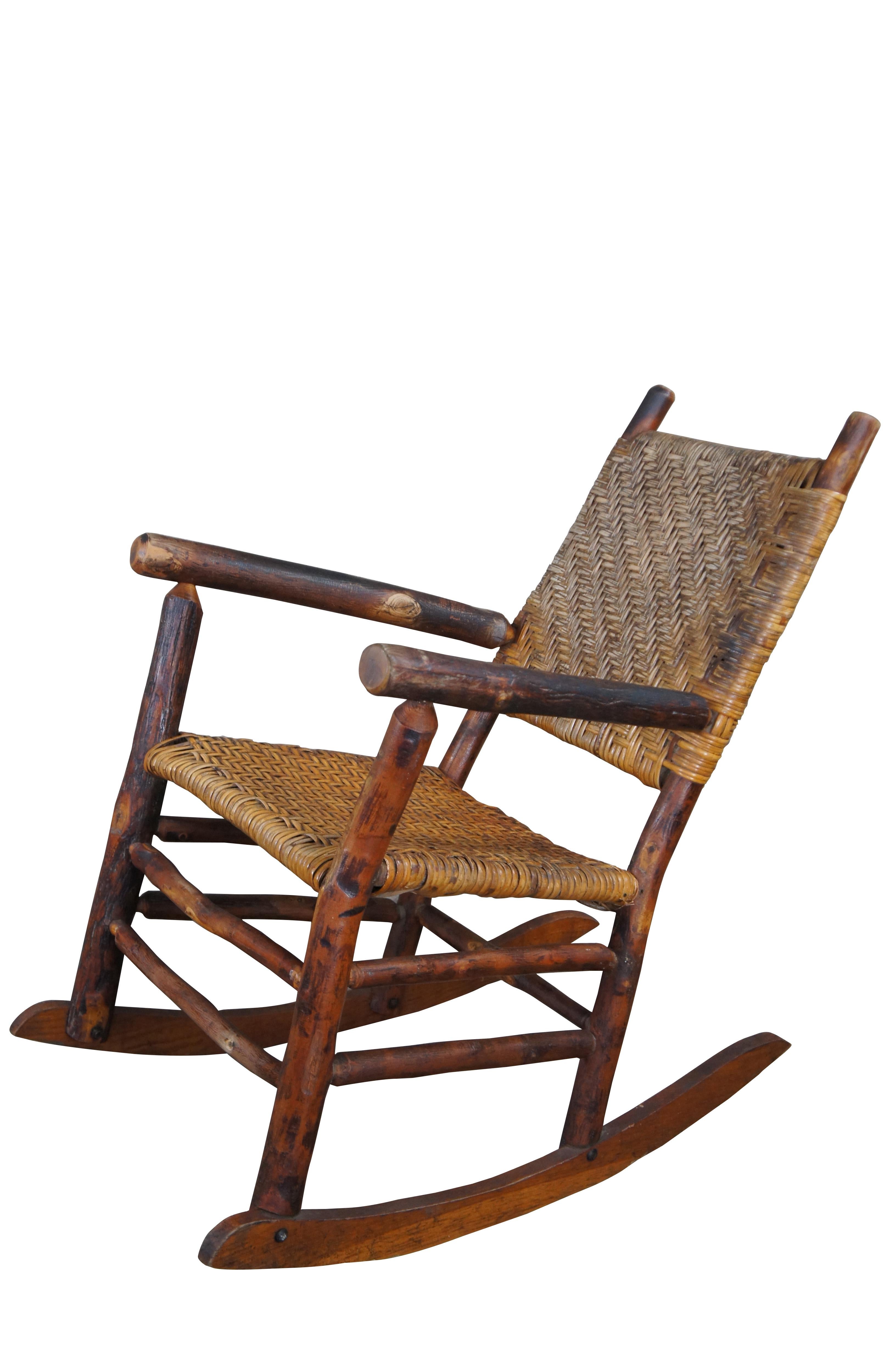 Chaise à bascule Adirondack Rocker, ancienne et fabriquée à la main, en rotin pacanier tissé Bon état - En vente à Dayton, OH