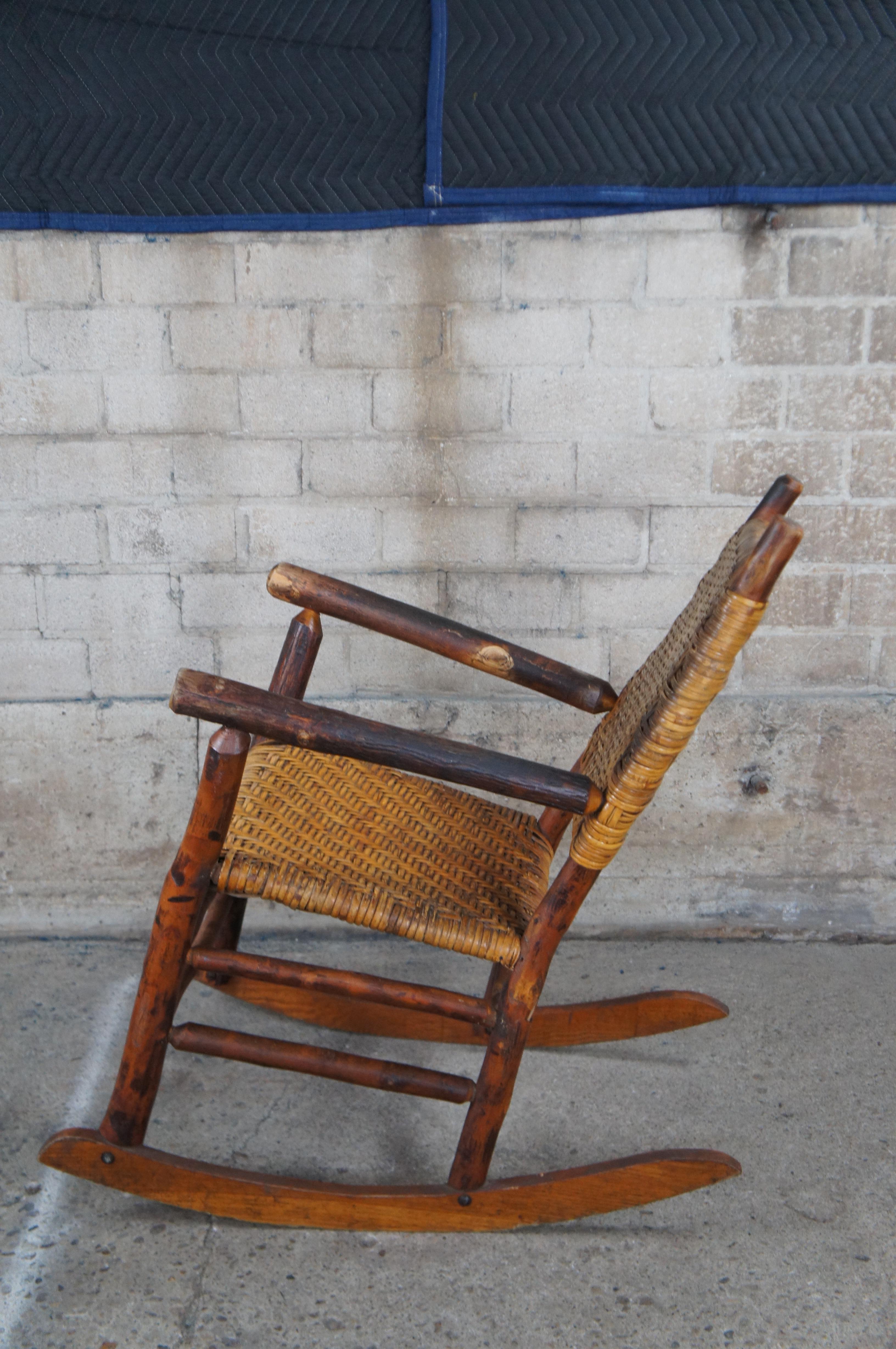 20ième siècle Chaise à bascule Adirondack Rocker, ancienne et fabriquée à la main, en rotin pacanier tissé en vente