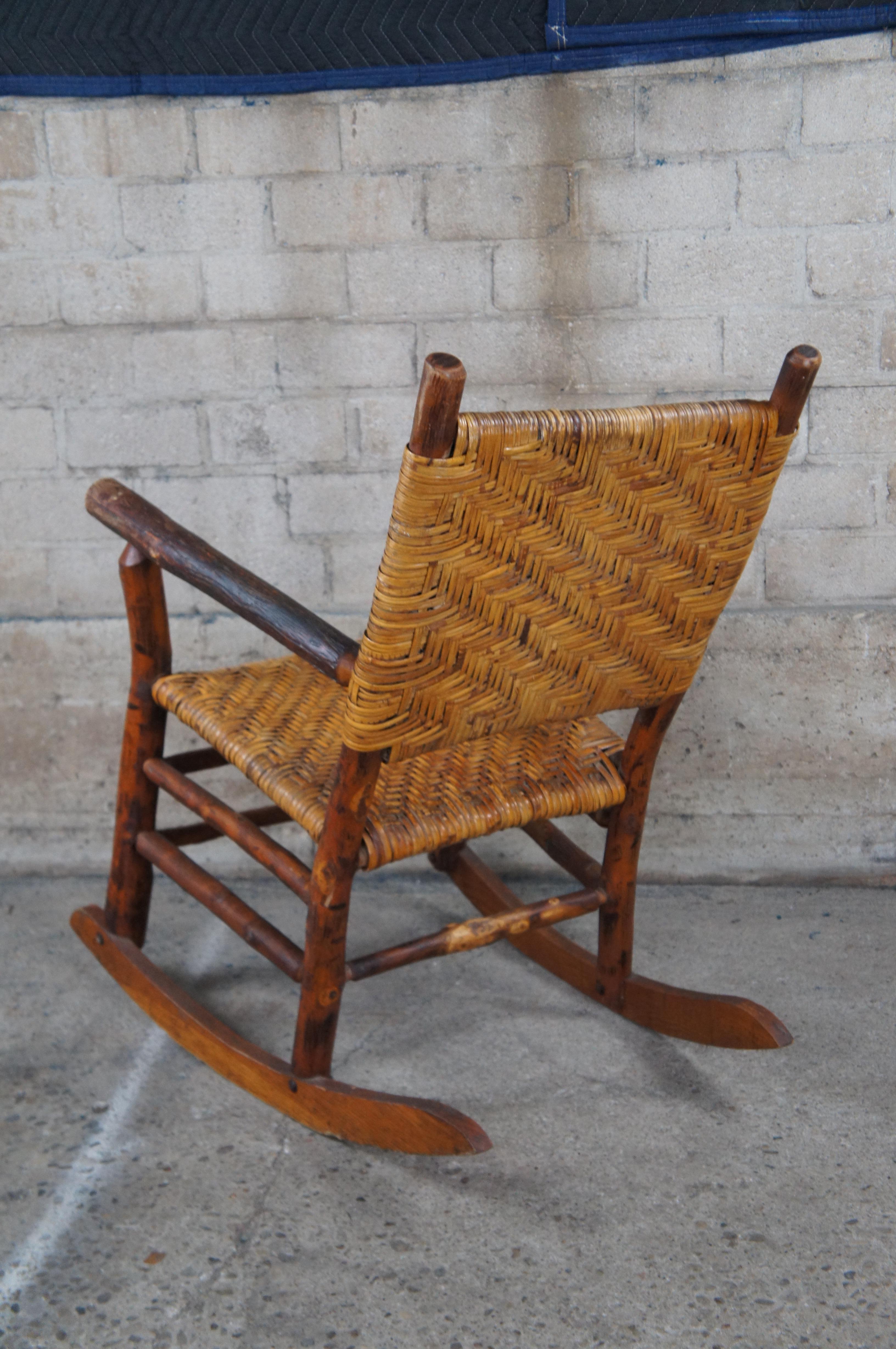Rotin Chaise à bascule Adirondack Rocker, ancienne et fabriquée à la main, en rotin pacanier tissé en vente