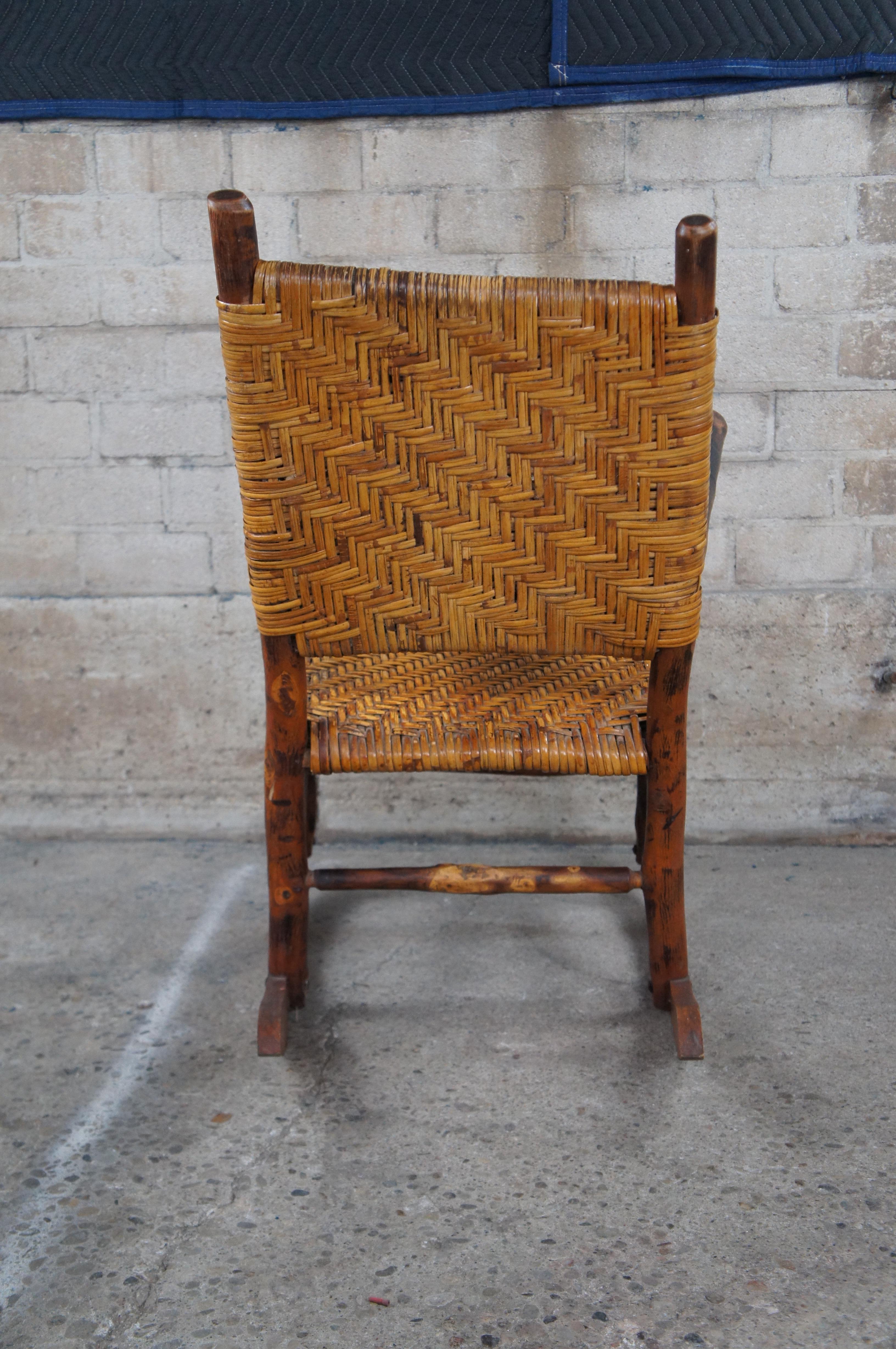 Chaise à bascule Adirondack Rocker, ancienne et fabriquée à la main, en rotin pacanier tissé en vente 1