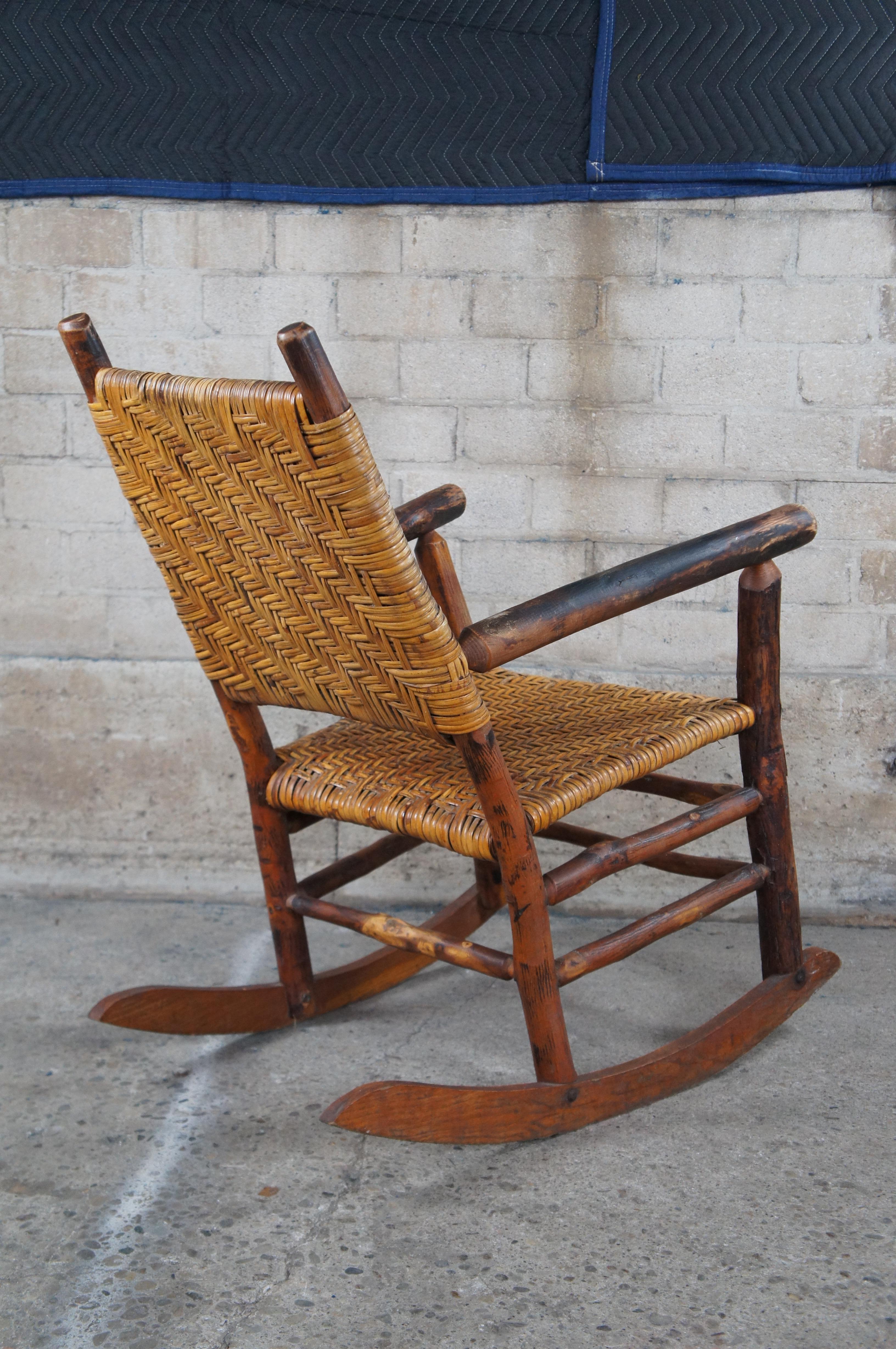Chaise à bascule Adirondack Rocker, ancienne et fabriquée à la main, en rotin pacanier tissé en vente 2