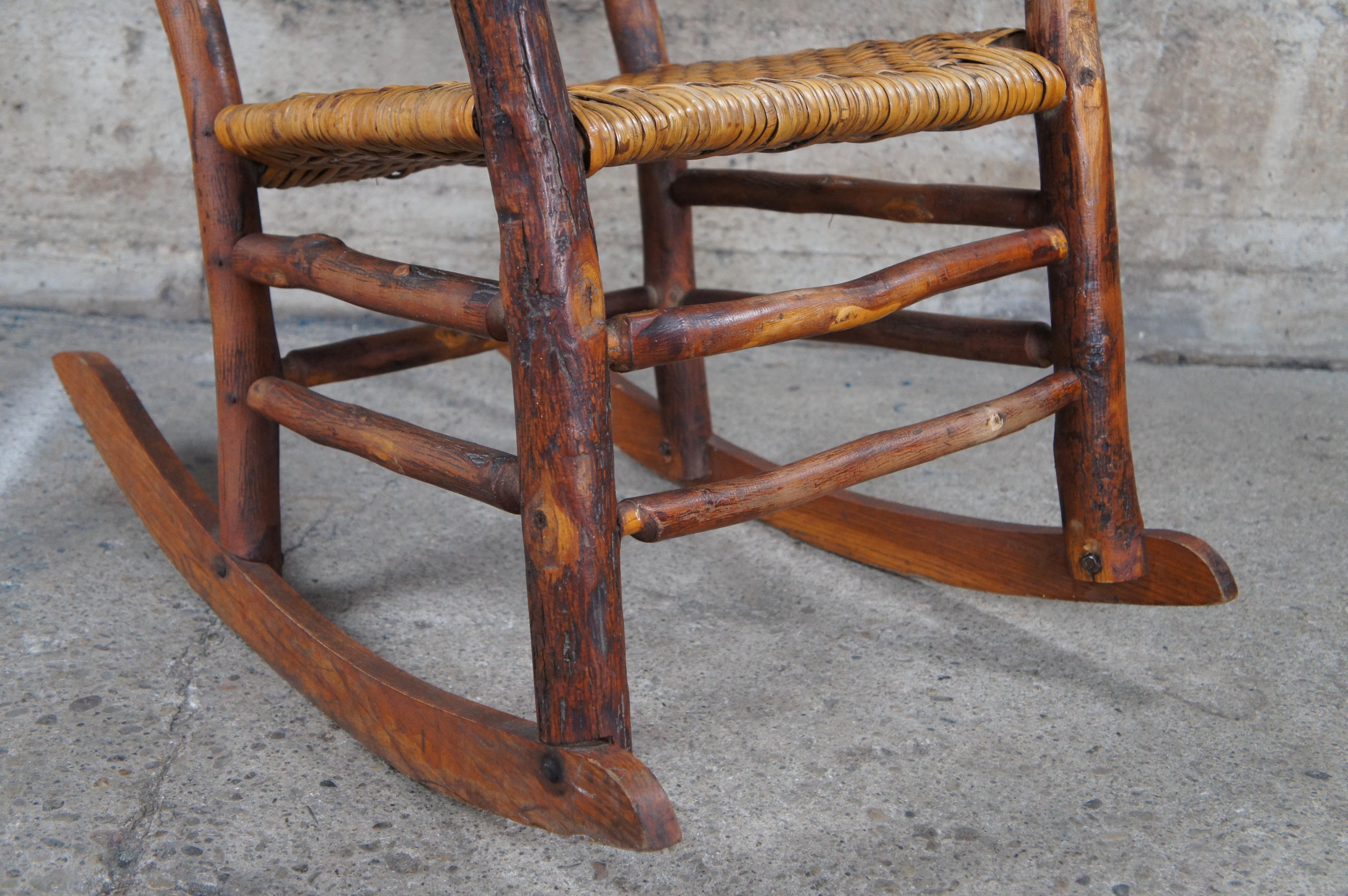 Chaise à bascule Adirondack Rocker, ancienne et fabriquée à la main, en rotin pacanier tissé en vente 4