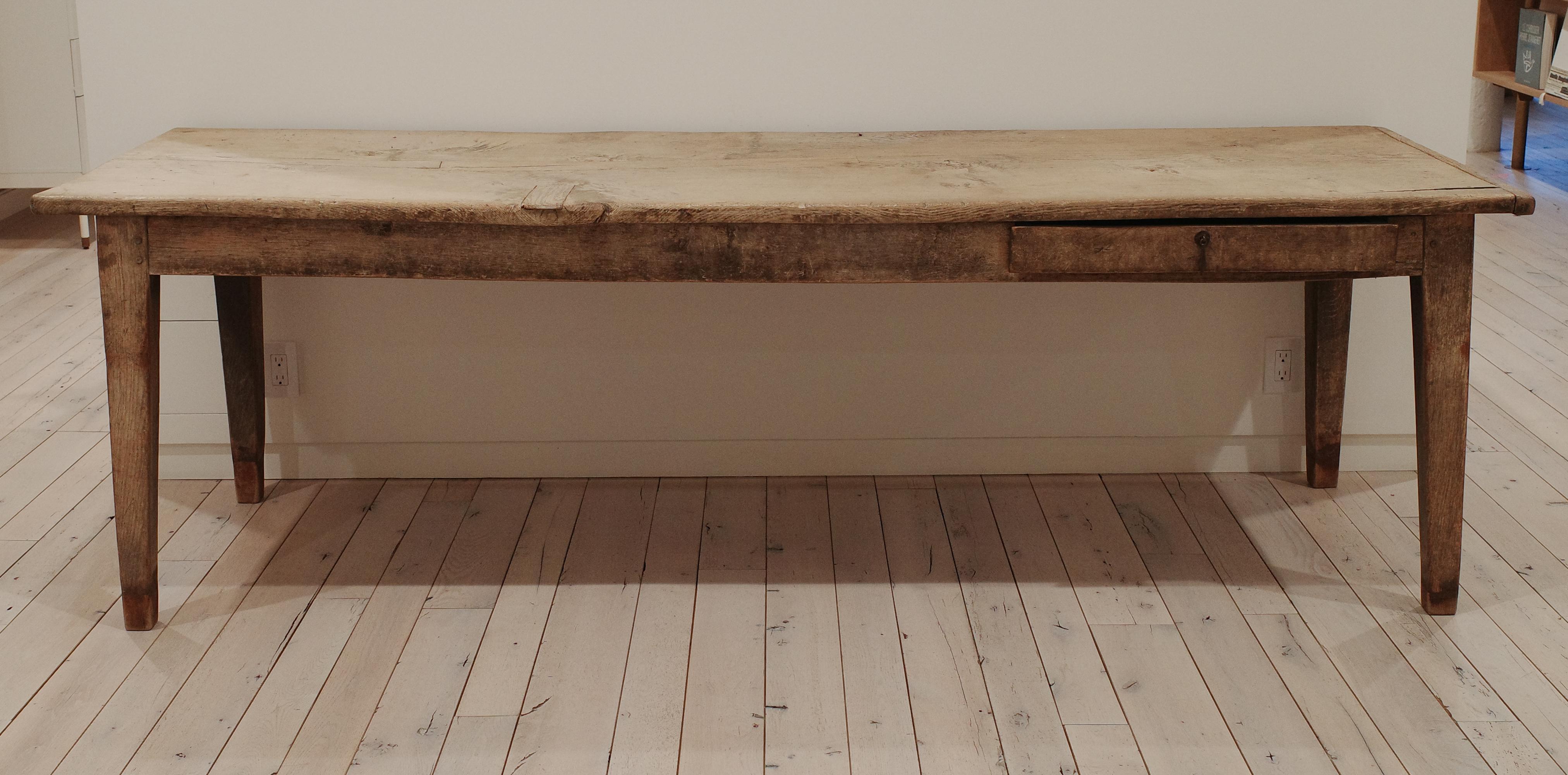 Una consolle dal design splendido con gambe quasi strombate e una patina perfetta. Realizzato in legno duro e dotato di un unico cassetto. In buone condizioni vintage con gambe stabili. 