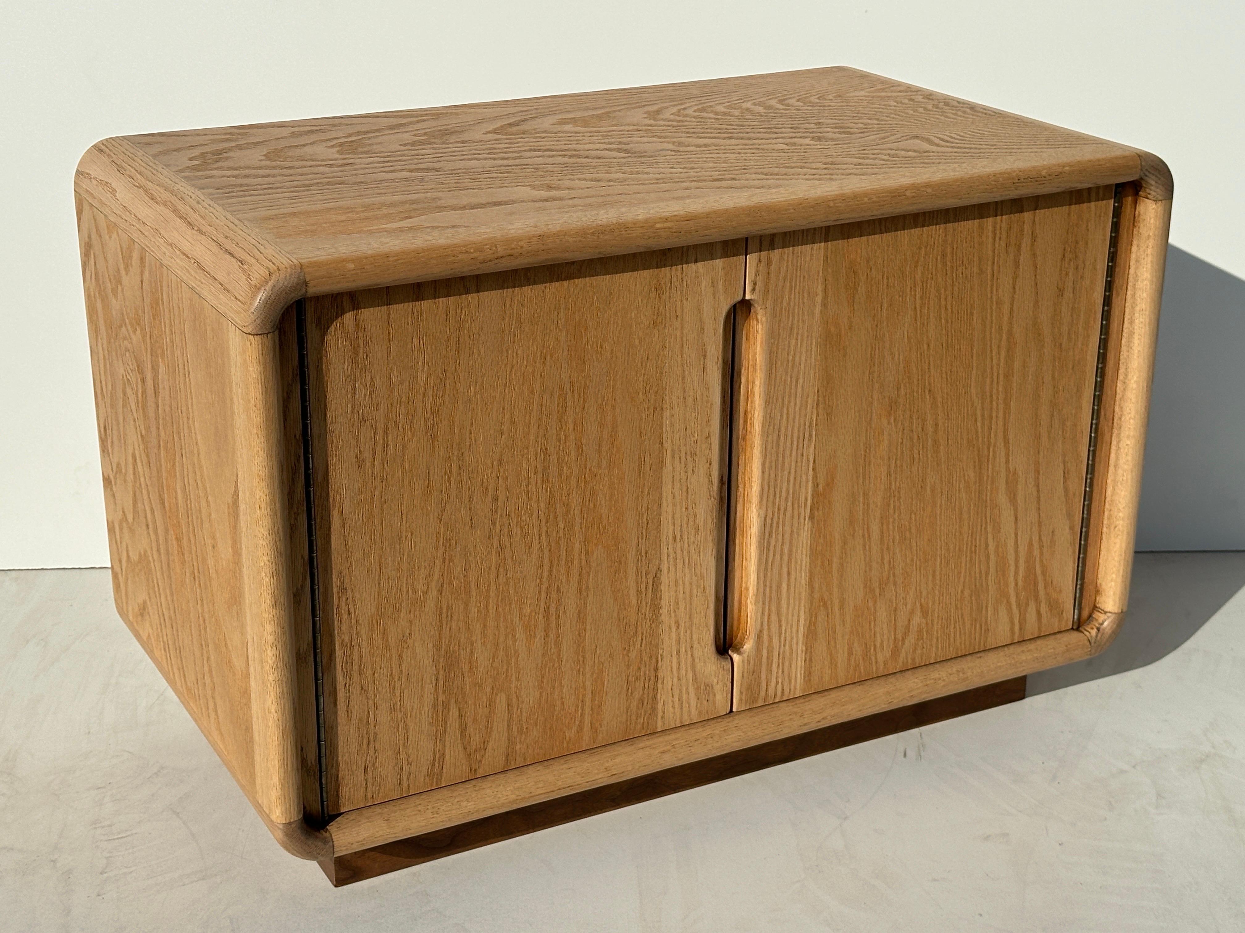 Blanchi Table de nuit Primitive Organic Oak Cabinet  en vente