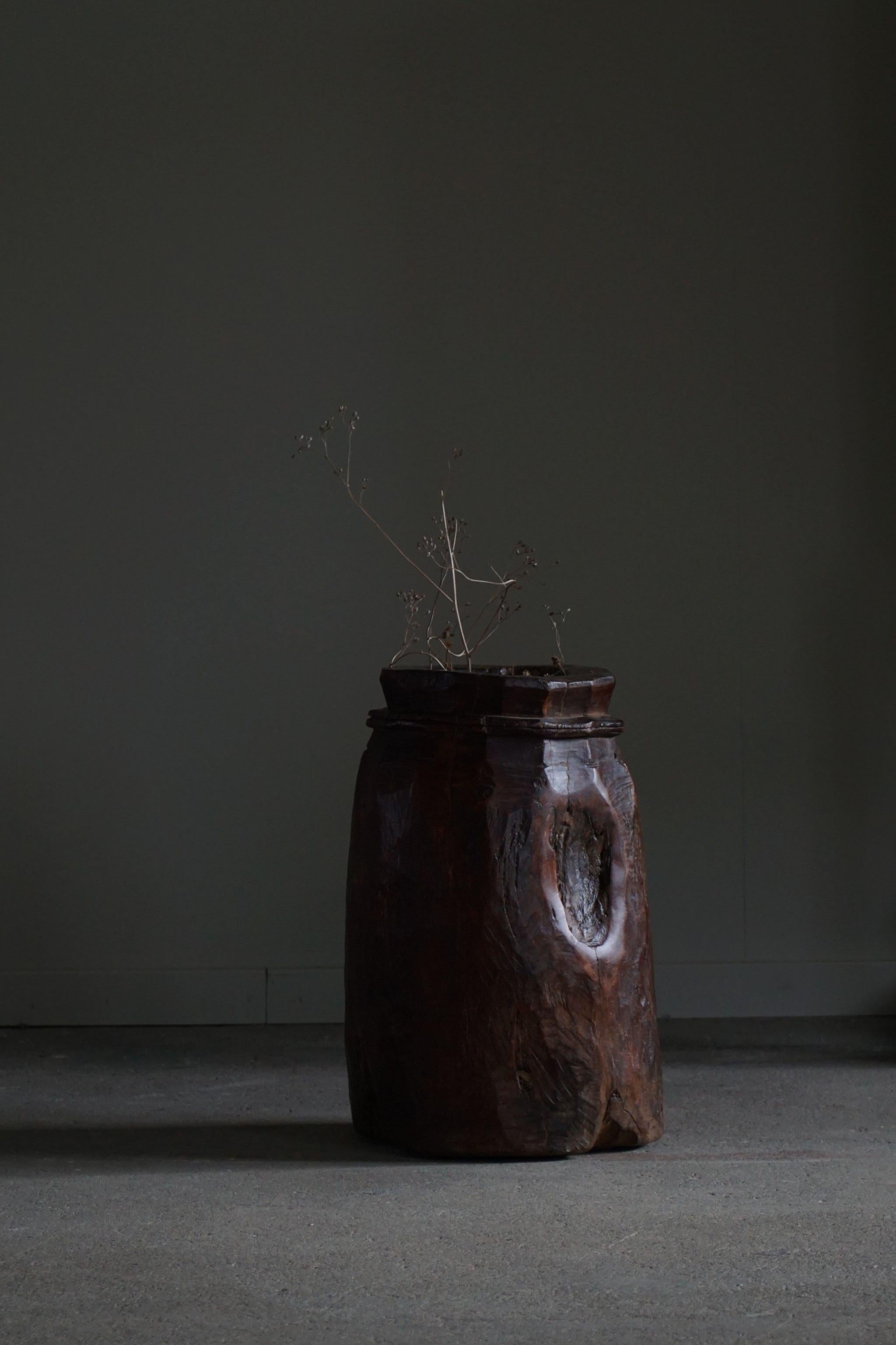 Eine von einer Art authentischen primitiven Pflanzentopf / Vase in einem einzigen festen Hartholz gemacht. Handgeschnitzt vom Stamm der Naga in Indien, ca. 1970er Jahre.
Ein schönes Wabi-Sabi-Stück in gutem Vintage-Zustand mit einigen Alters- und