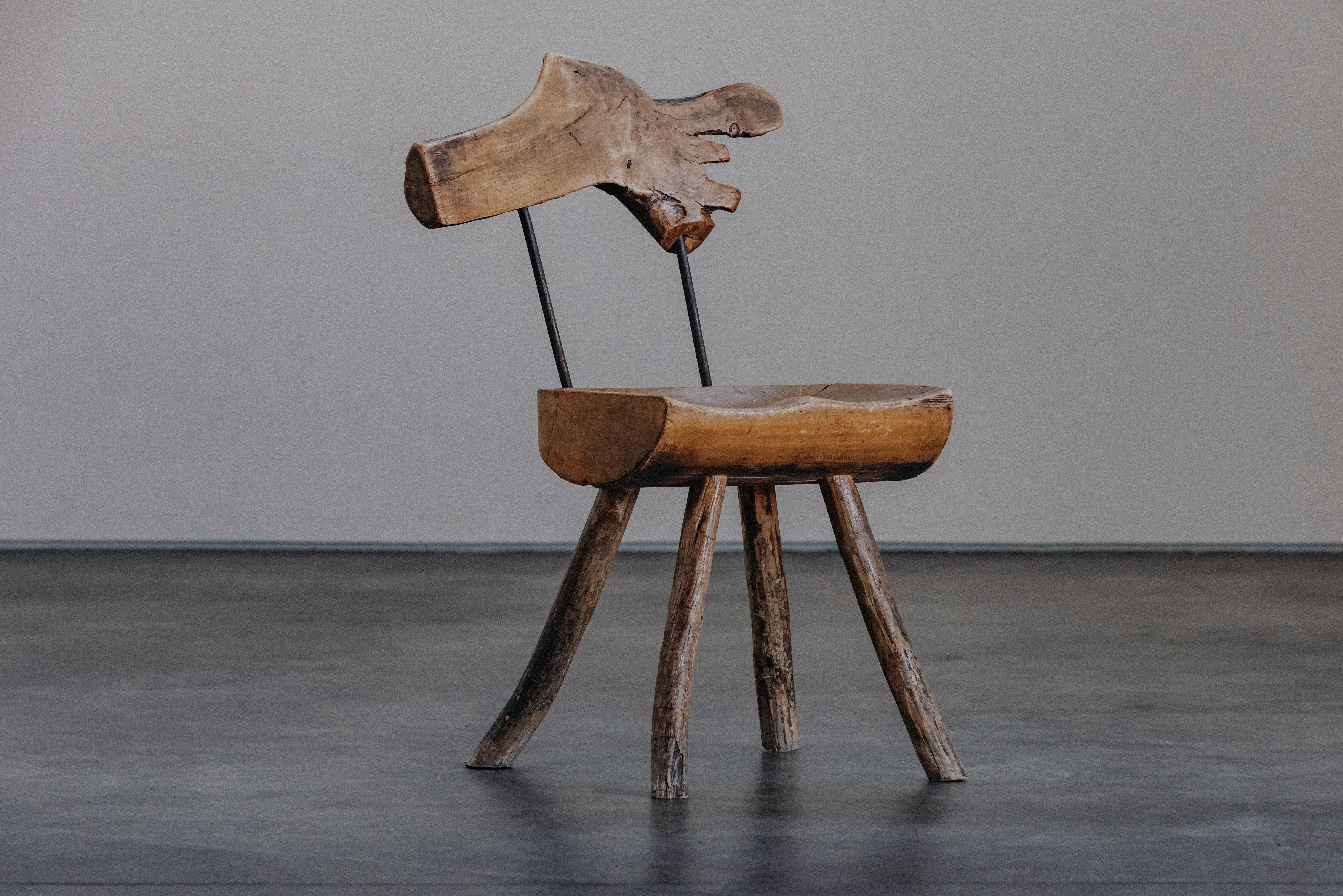 Primitiver Stuhl aus Kiefer und Stahl, CIRCA 1950.  Massive Kieferkonstruktion mit fantastischer Originalpatina und Gebrauchsspuren.