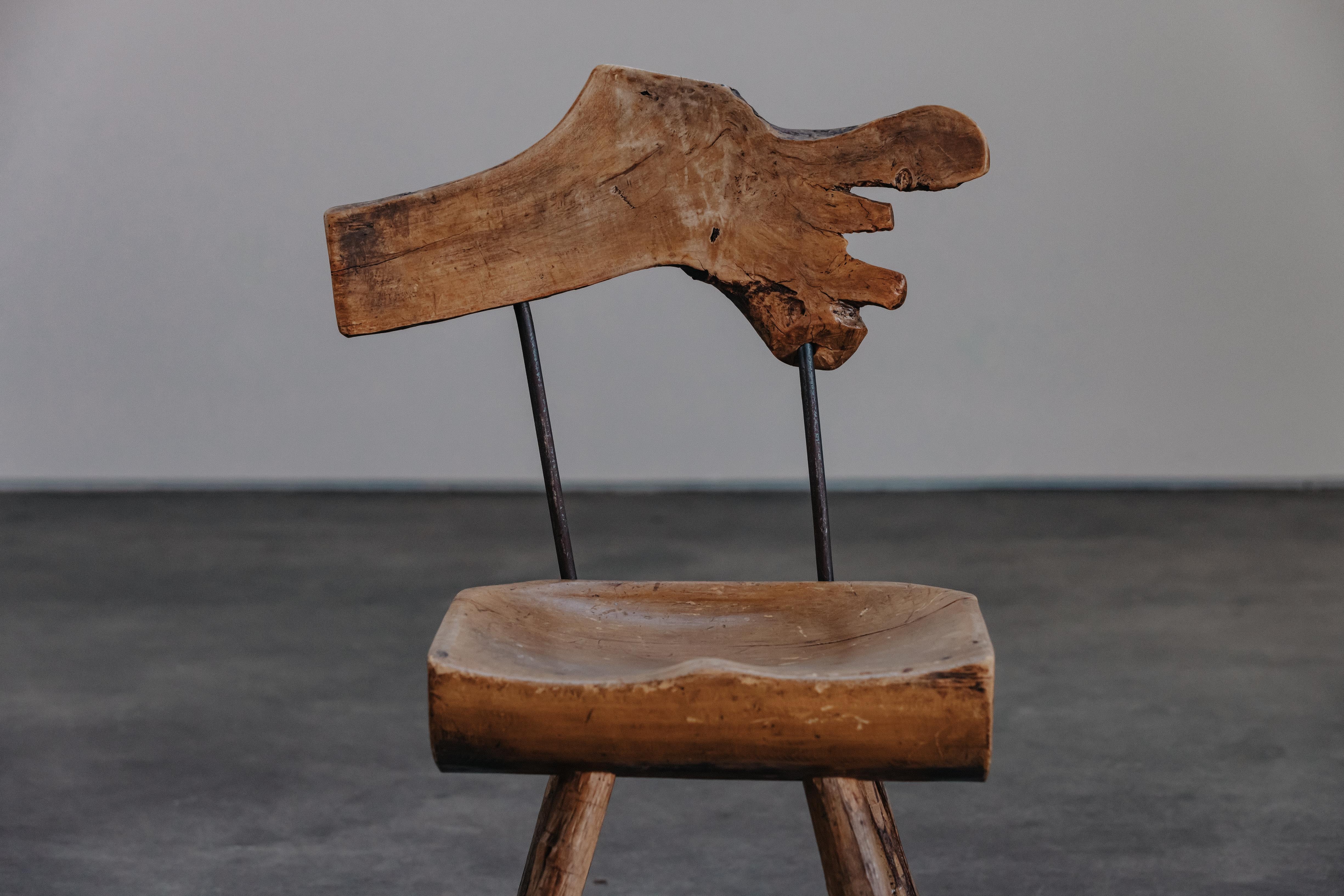 Primitiver Stuhl aus Kiefernholz und Stahl, um 1950 im Zustand „Gut“ im Angebot in Nashville, TN
