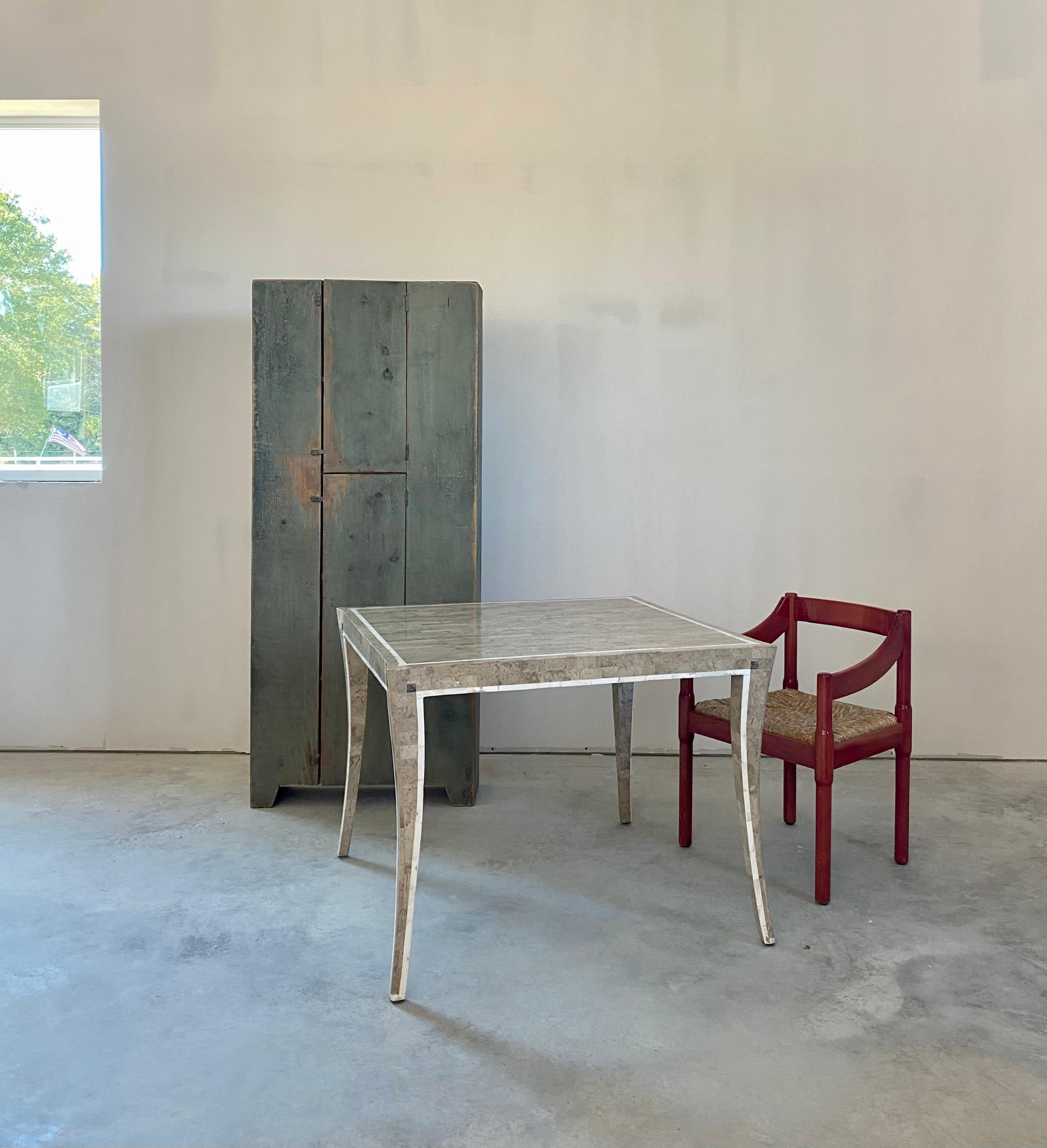 Caminiera antica della fine del XIX secolo con vernice blu ceruleo. Chiaramente fatto in casa e realizzato in legno di pino, questo 