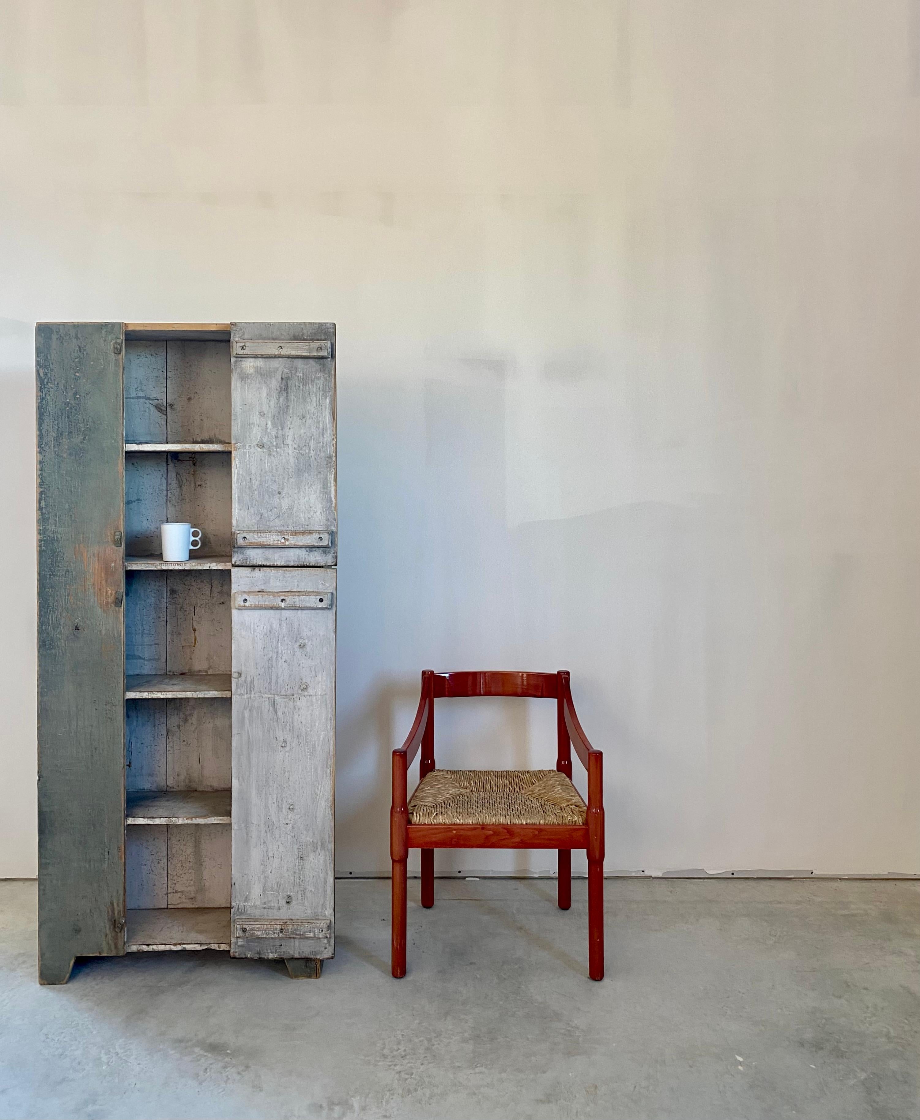 Primitivo Armadio camino primitivo in pino sottile in vendita