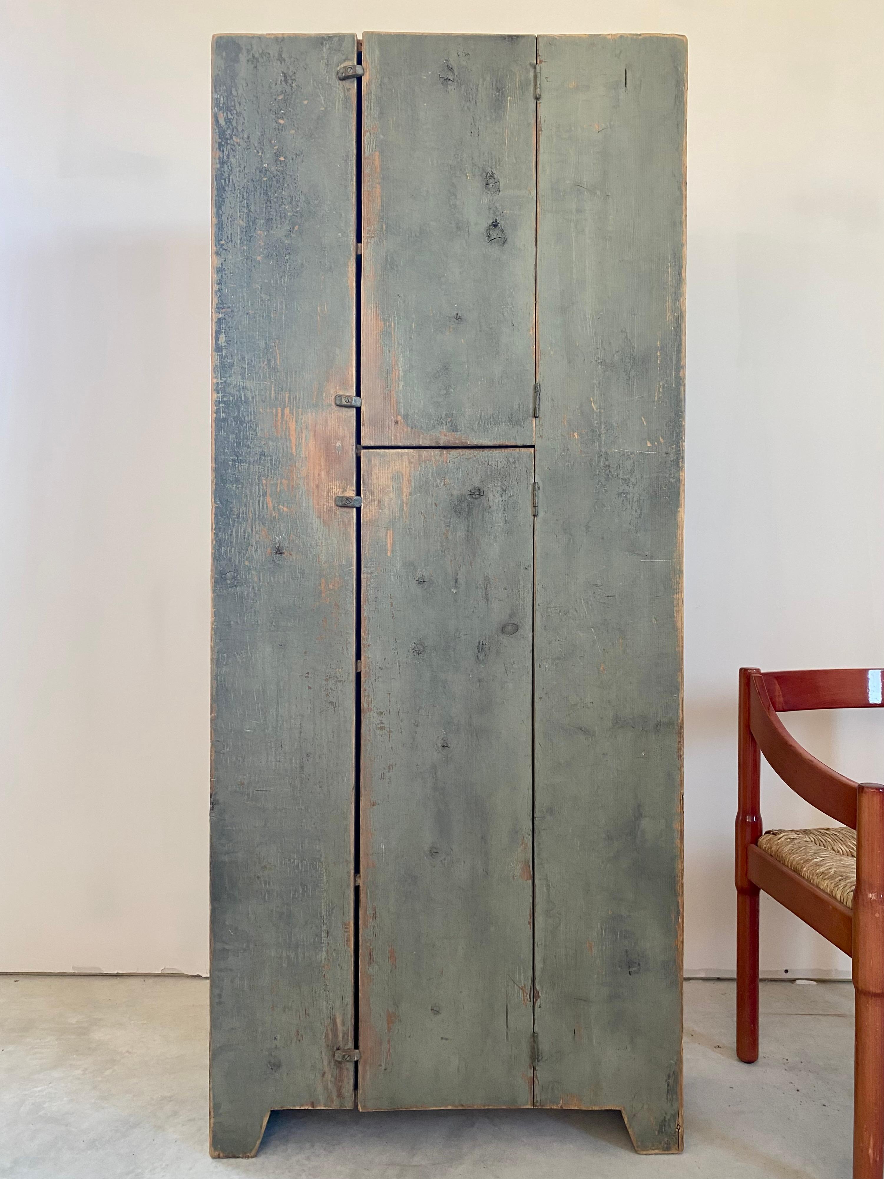 Americano Armadio camino primitivo in pino sottile in vendita