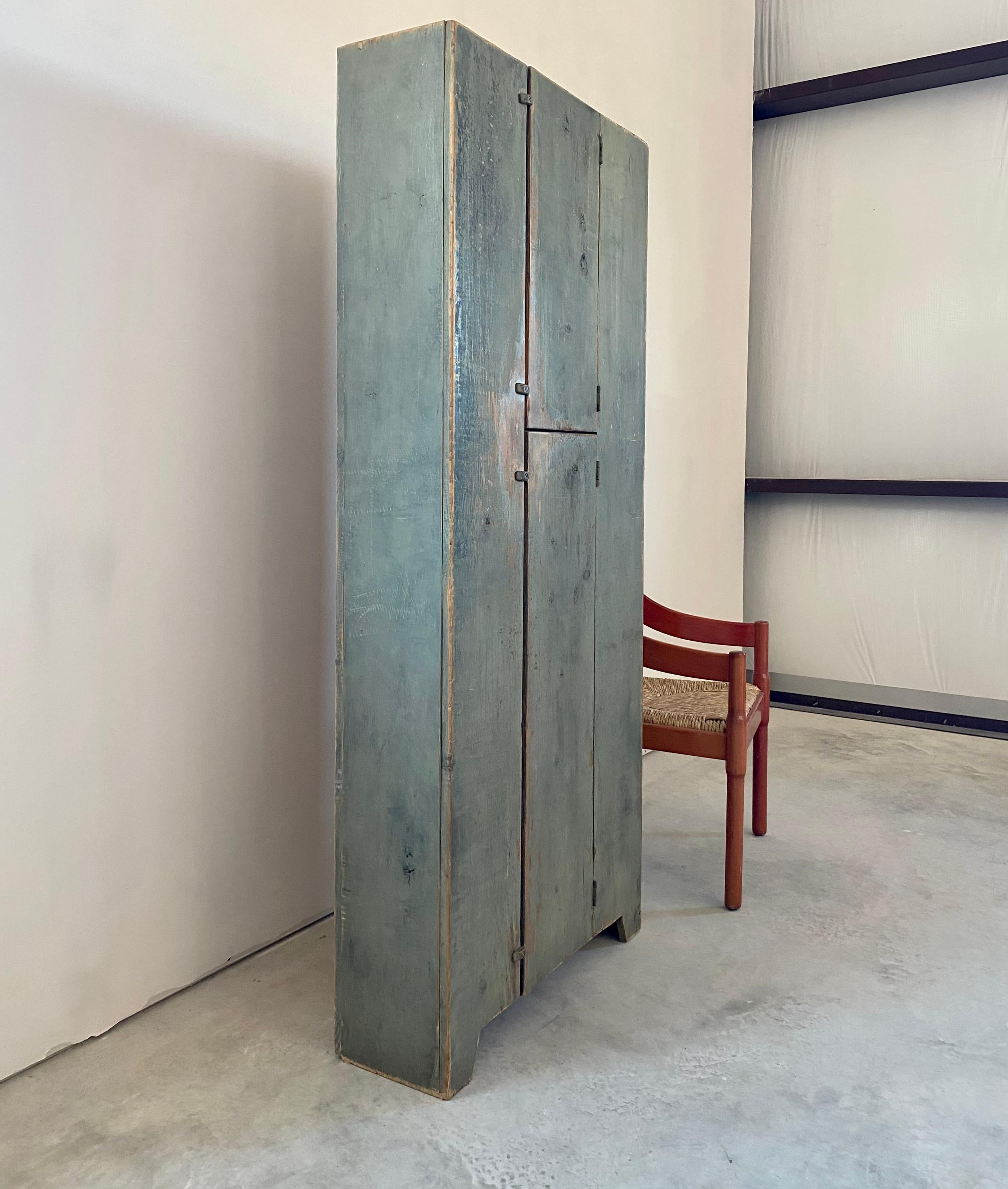 Fatto a mano Armadio camino primitivo in pino sottile in vendita