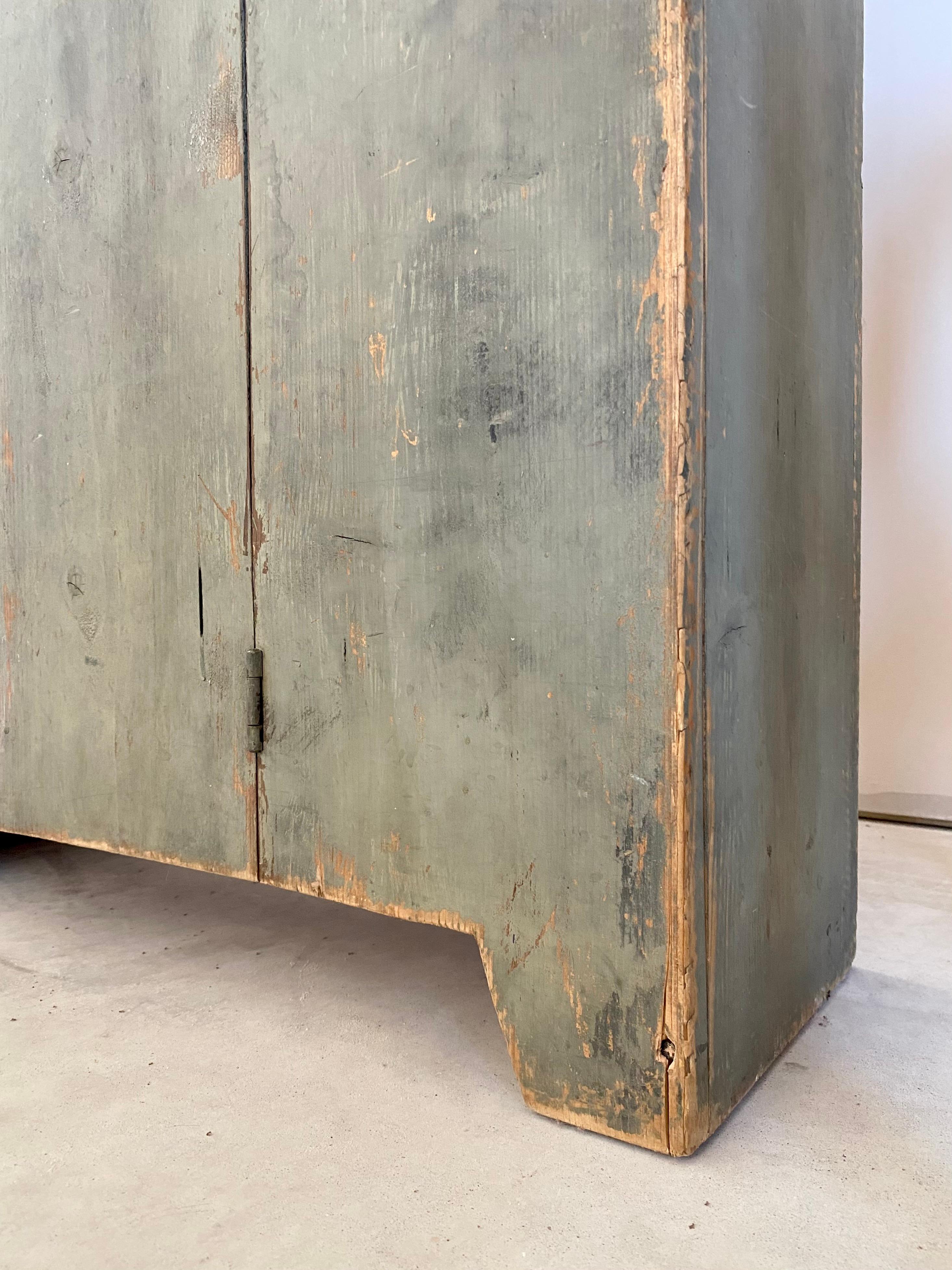 Pino Armadio camino primitivo in pino sottile in vendita