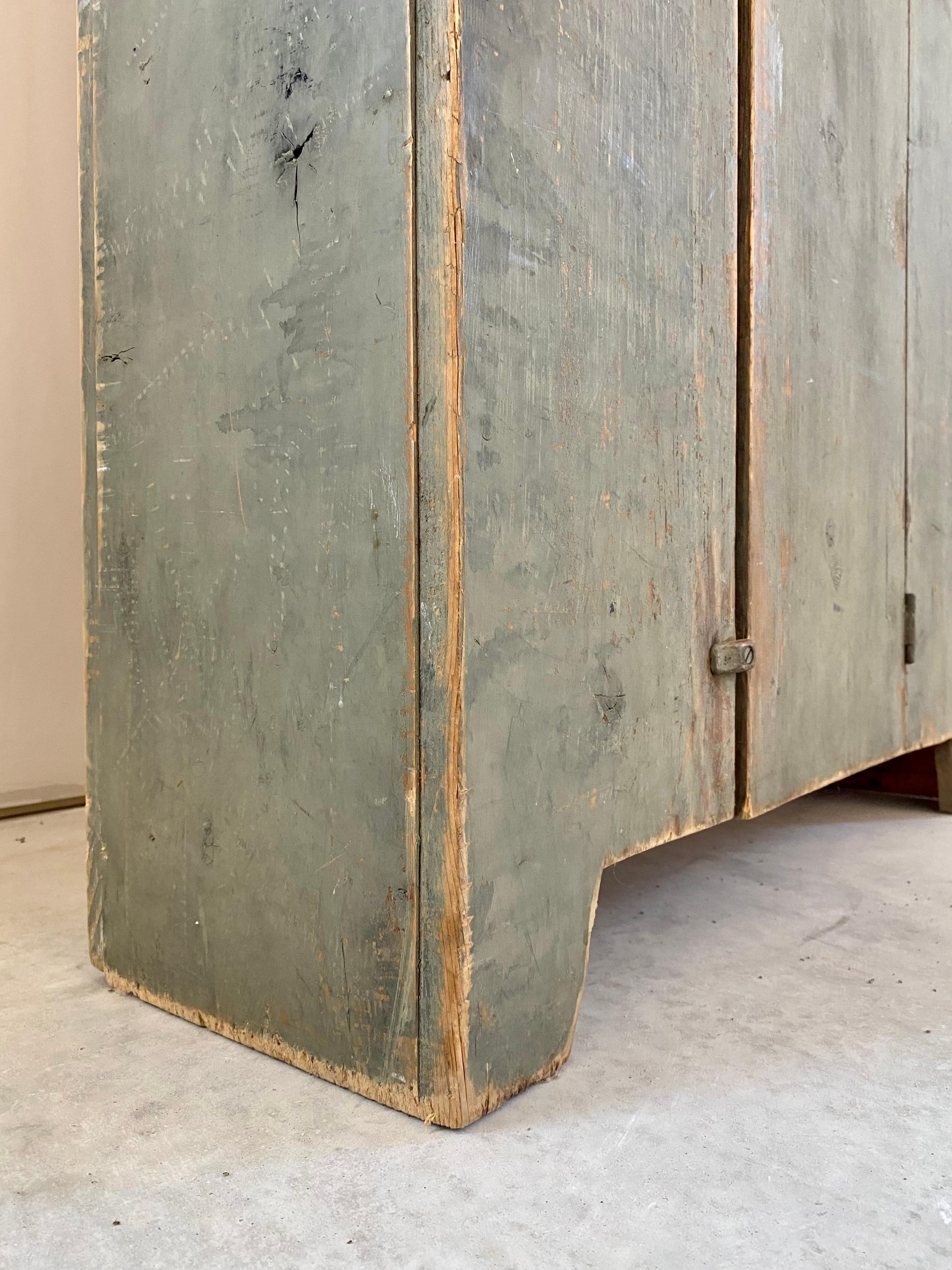 Armadio camino primitivo in pino sottile in vendita 1