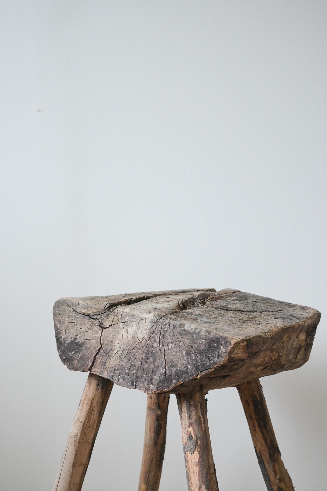 Taburete primitivo de pino ca 1830 de Härjedalen, Suecia

Moldeado por los elementos y el paso del tiempo, este taburete brutalista muestra una pátina cruda que encarna una presencia intemporal y un carácter auténtico.

De madera de pino.

Altura: