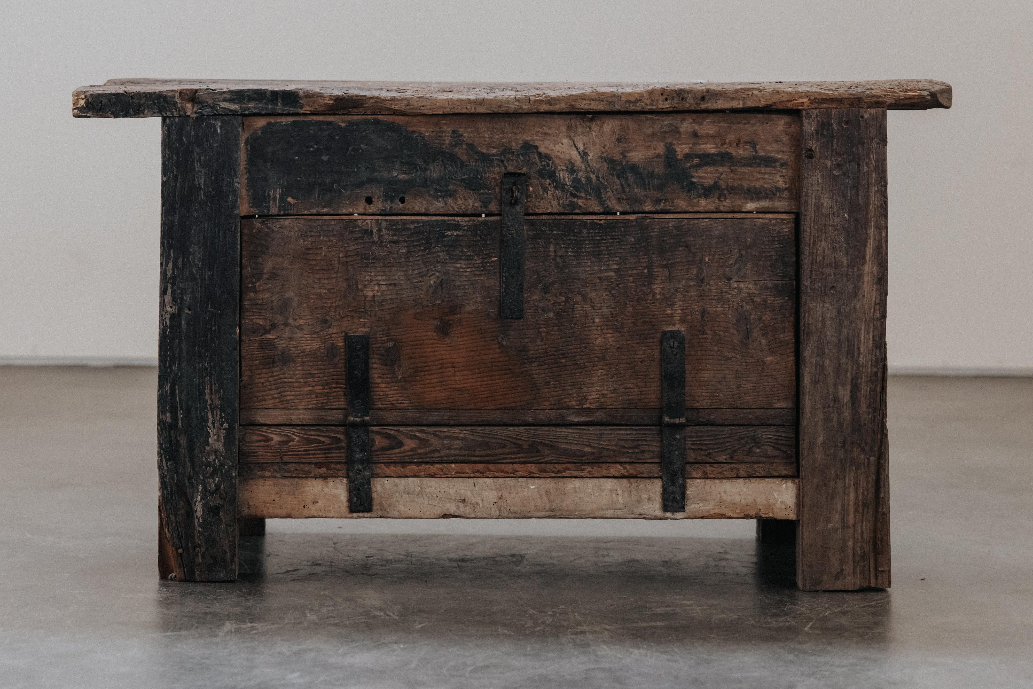 Cassapanca primitiva in pino proveniente dall'Italia, CIRCA 1800.  Struttura in pino massiccio con una fantastica patina originale e ferramenta.  