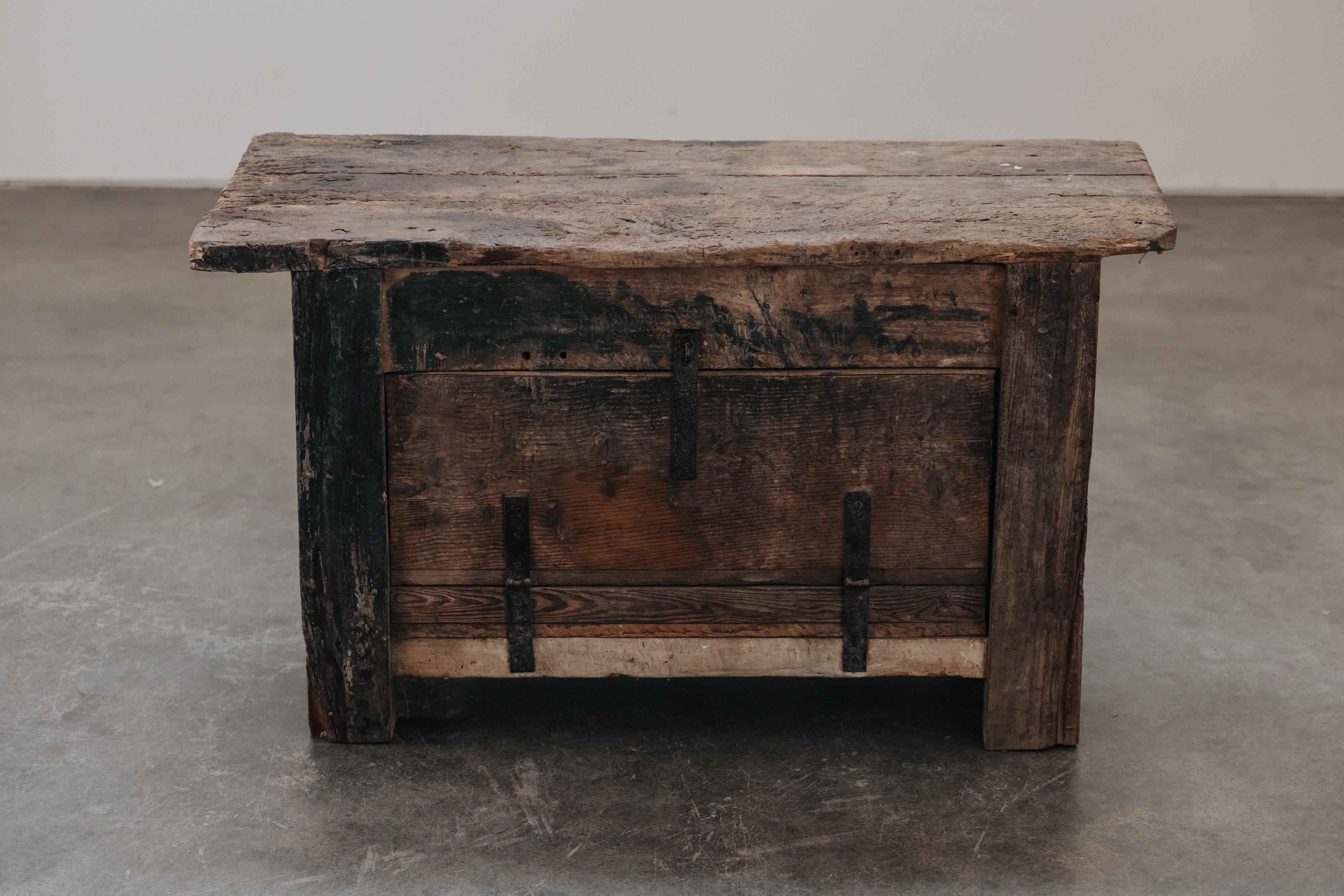 Europeo Cassapanca primitiva in pino proveniente dall'Italia, CIRCA 1800 in vendita