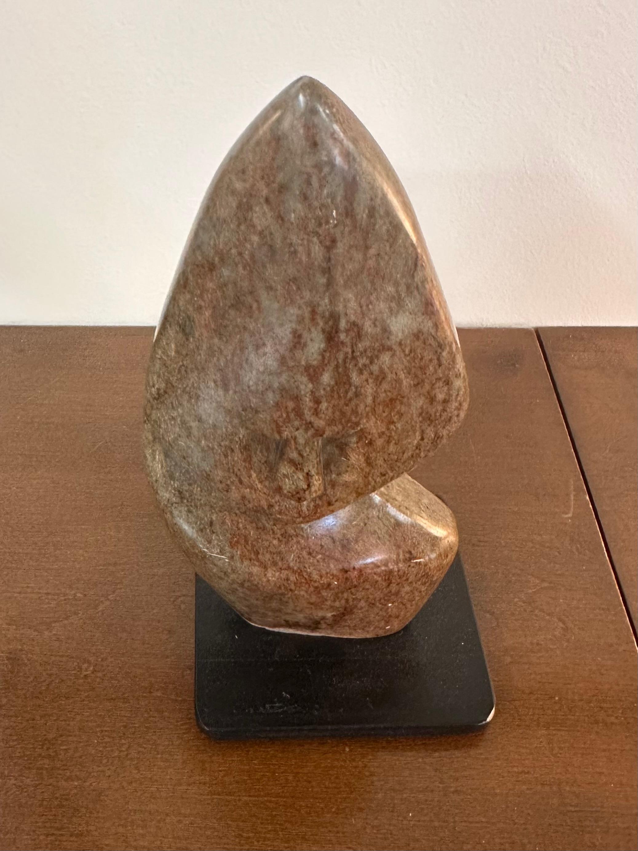 Africano Scultura primitiva in pietra di marmo lucidato in vendita