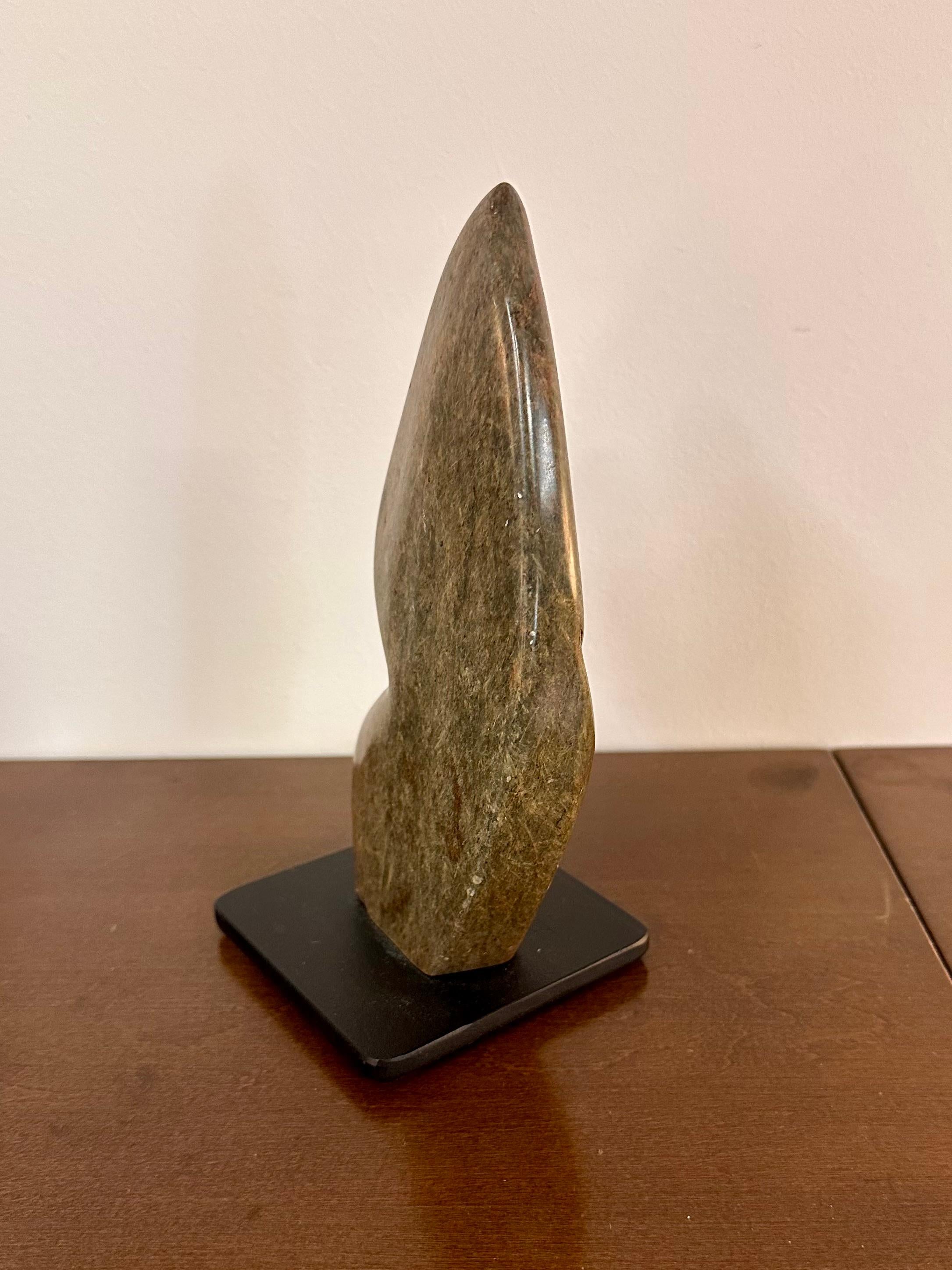 Scultura primitiva in pietra di marmo lucidato In condizioni buone in vendita a Skokie, IL