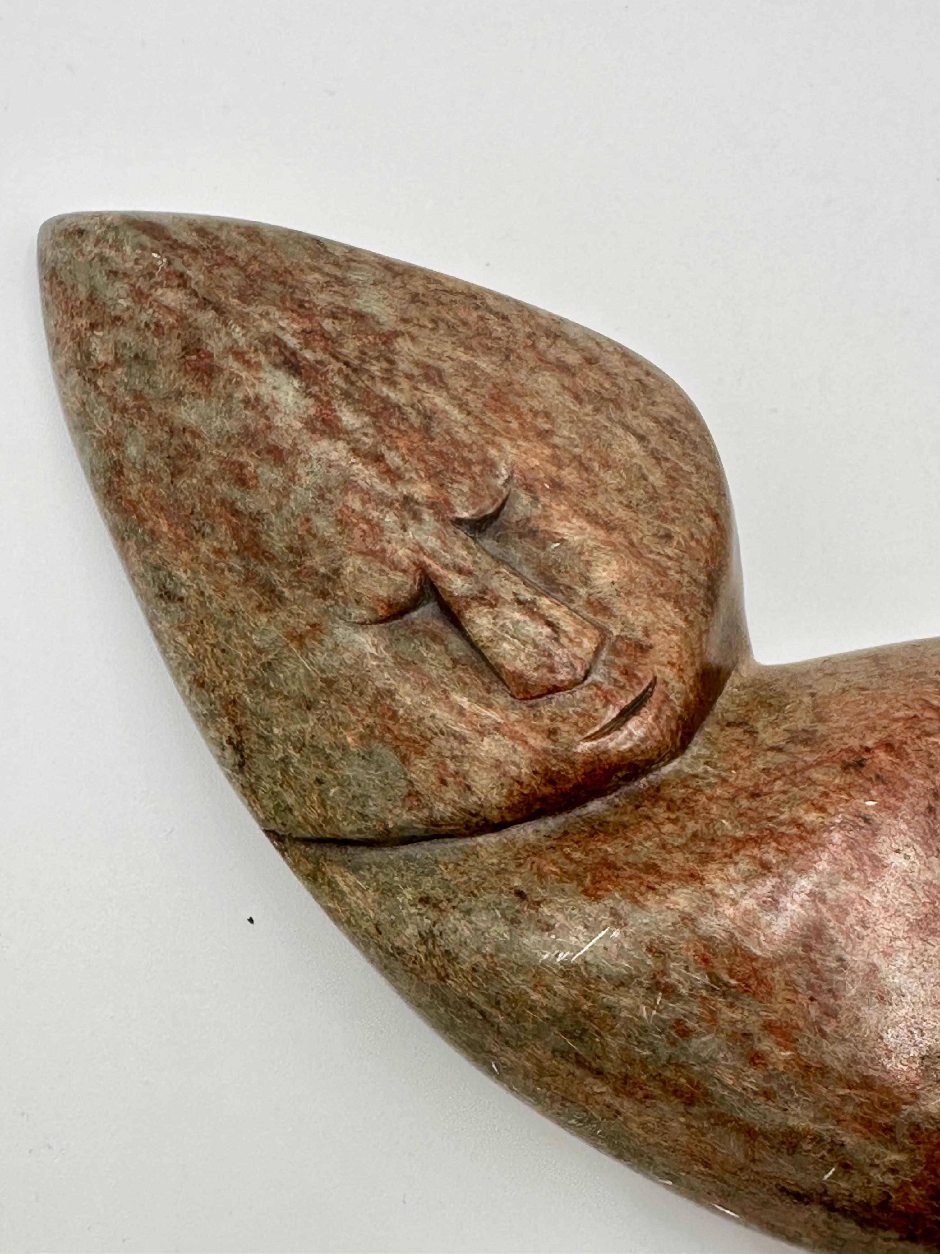 Ferro Scultura primitiva in pietra di marmo lucidato in vendita