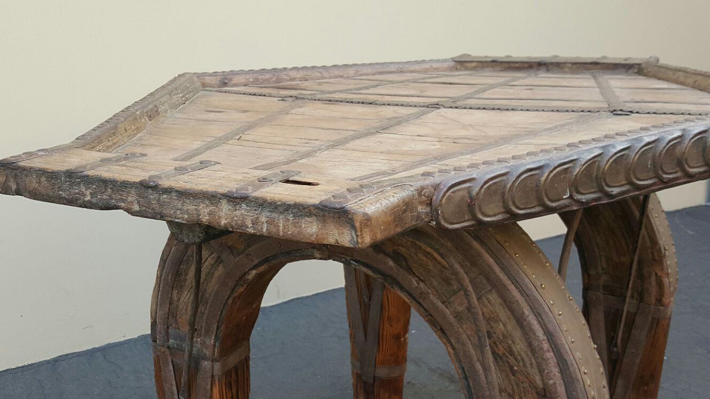 Table de salle à manger primitive polygonale indienne avec charrette à bœufs, entretoises et sangles en métal en vente 5