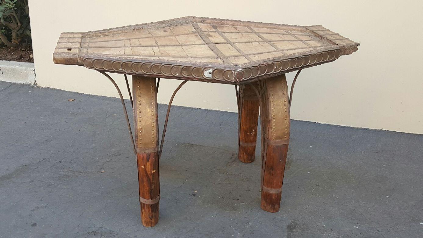 Primitive Polygonal Indian Bullock Ox Cart Dining Table Metal Braces & Strapping In Fair Condition For Sale In Monrovia, CA