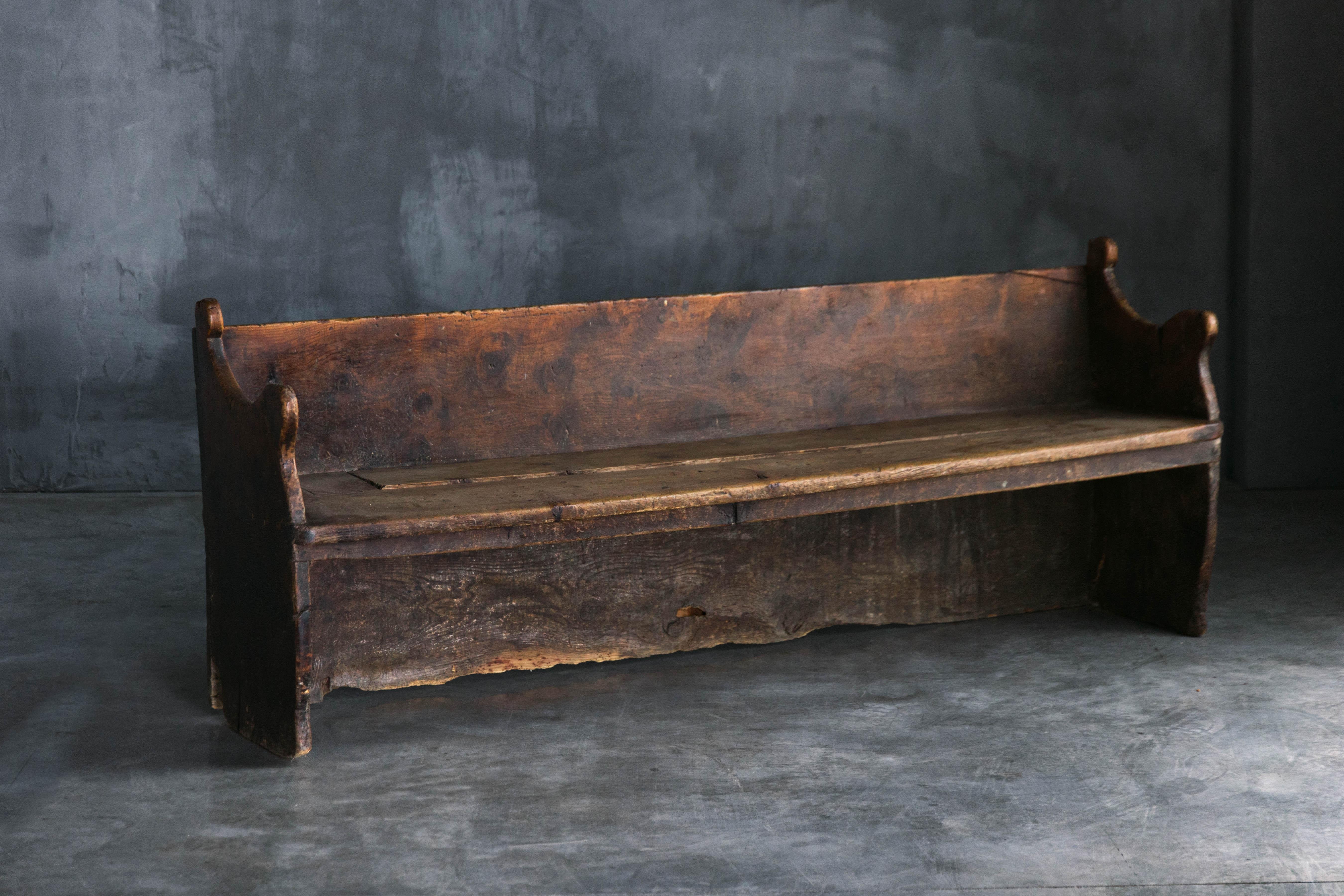 Charmant banc pyrénéen du XIXe siècle fabriqué à la main en bois massif avec une patine d'usage attrayante. Les imperfections naturelles et l'usure ajoutent à son authenticité, évoquant la chaleur de la vie rurale traditionnelle. Avec ses courbes