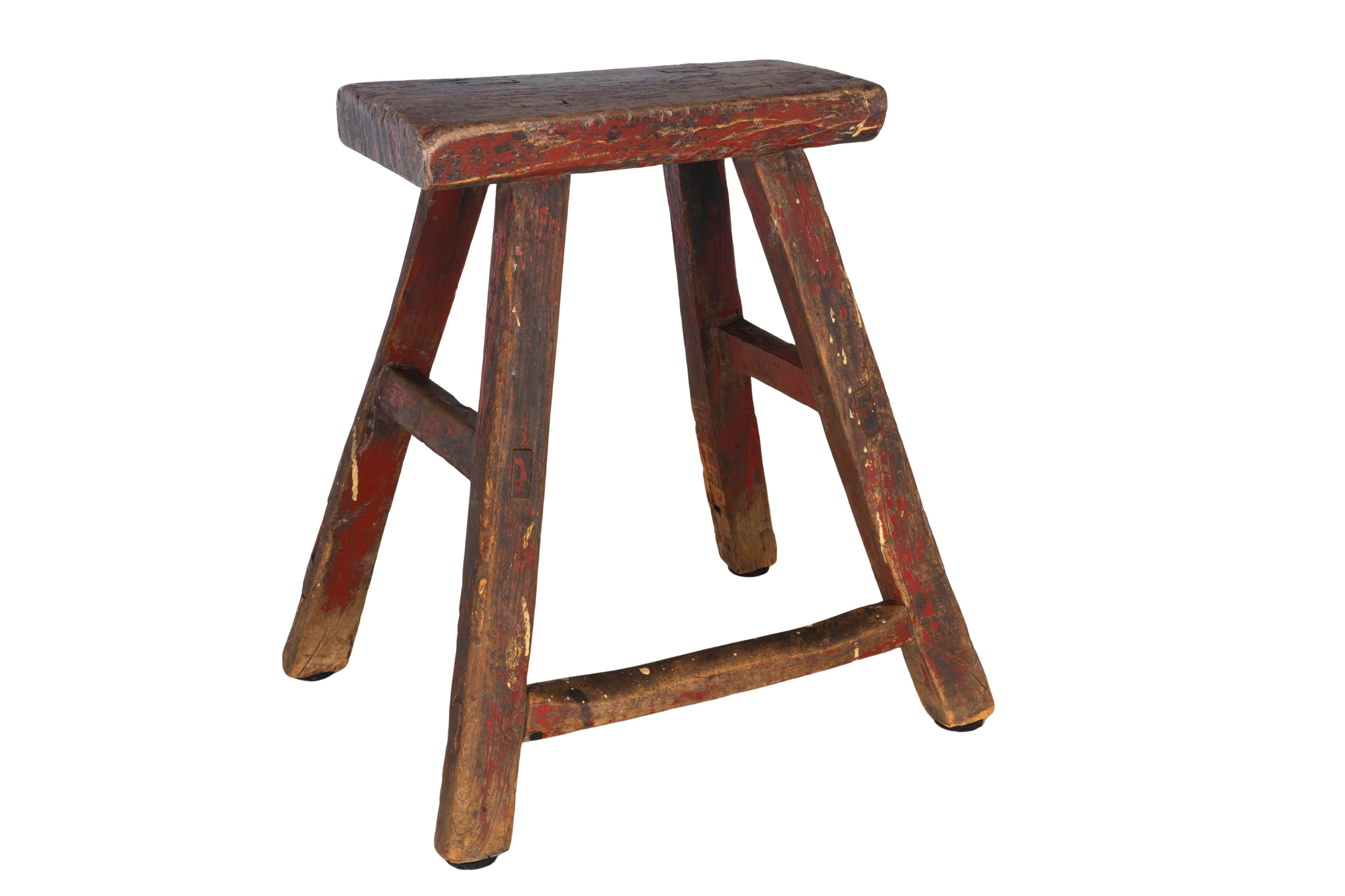 Primitive Red Stool with Slash Marks Rústico en venta