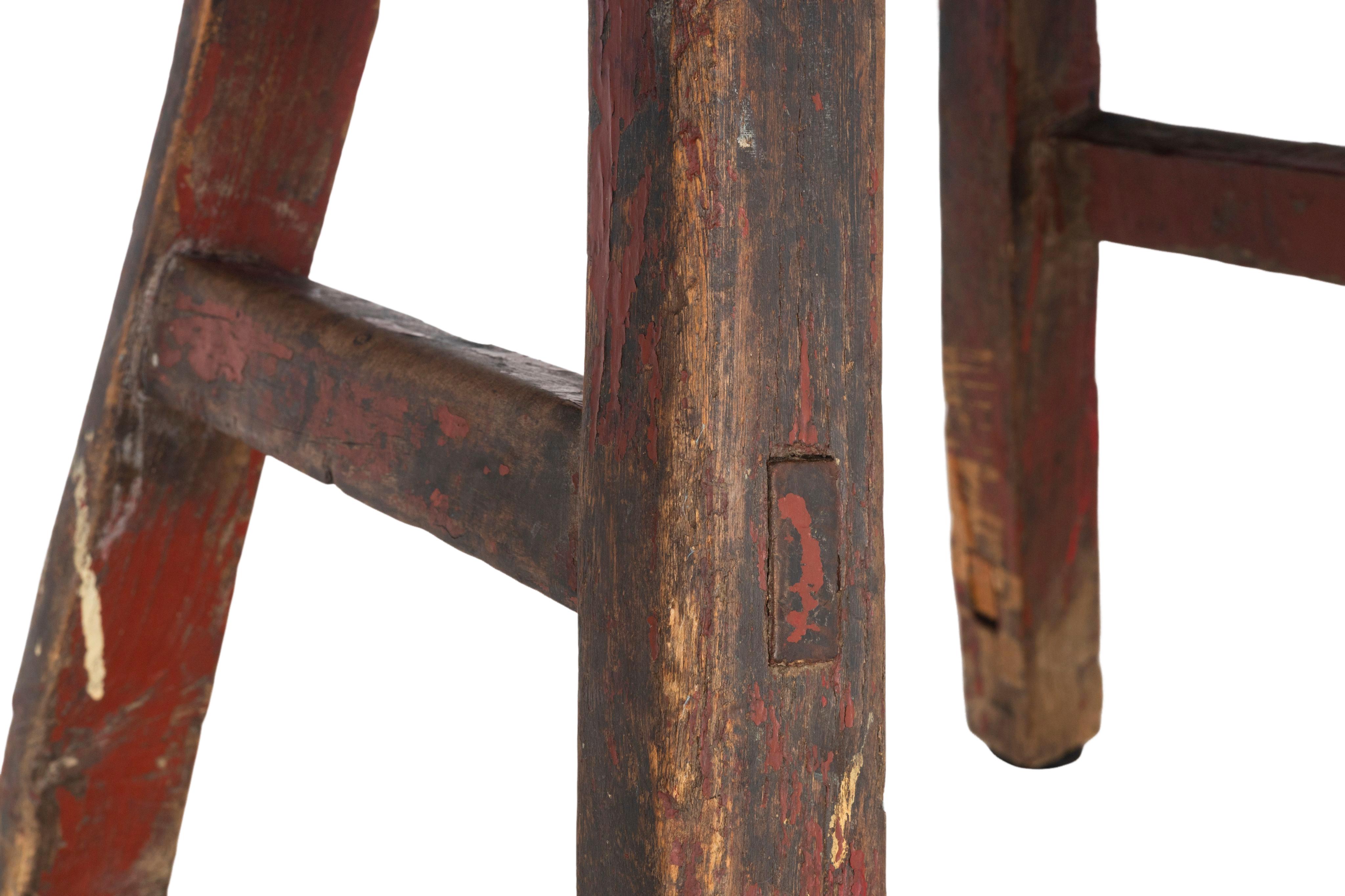 Primitive Red Stool with Slash Marks siglo XX en venta