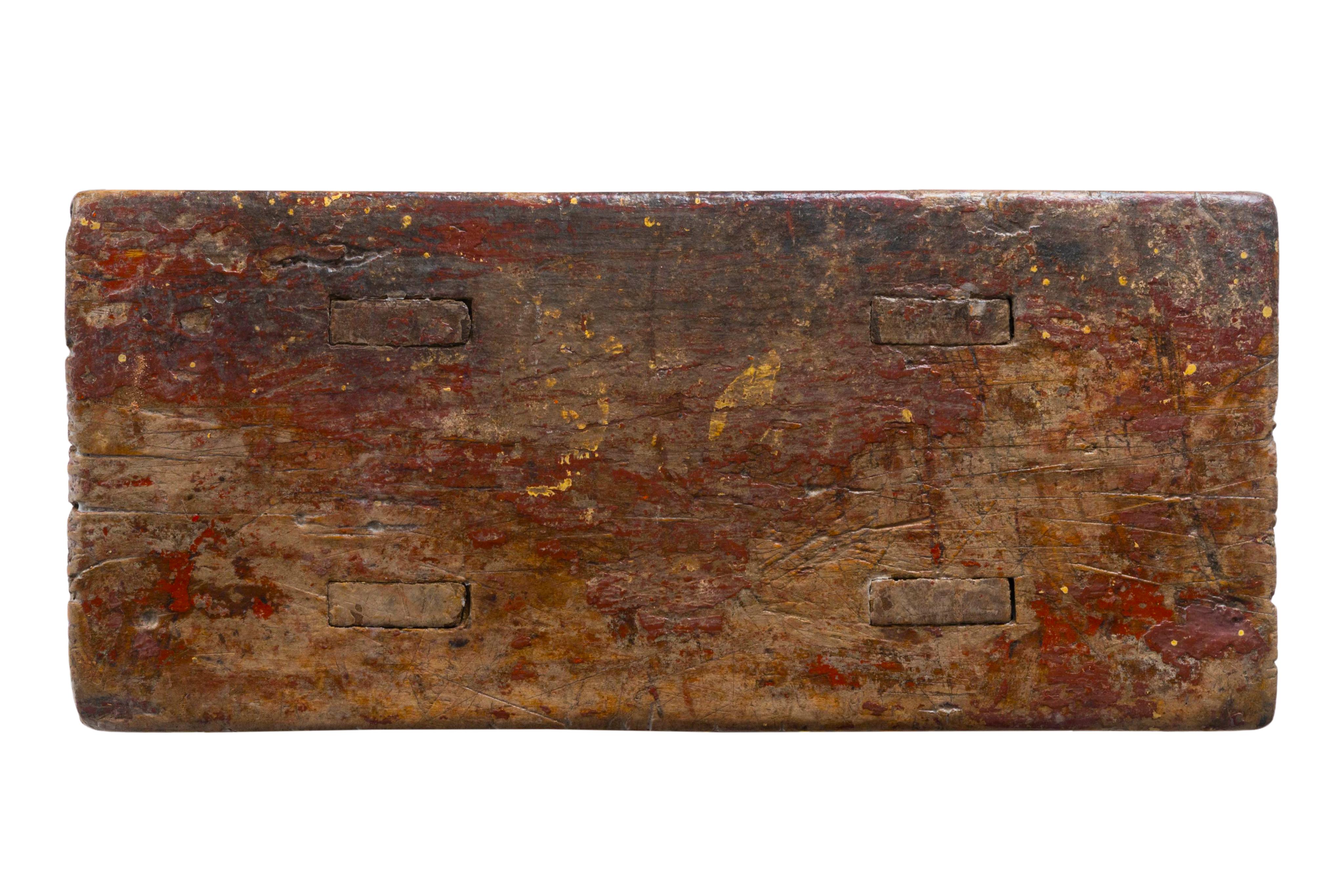 Primitive Red Stool with Slash Marks Madera en venta