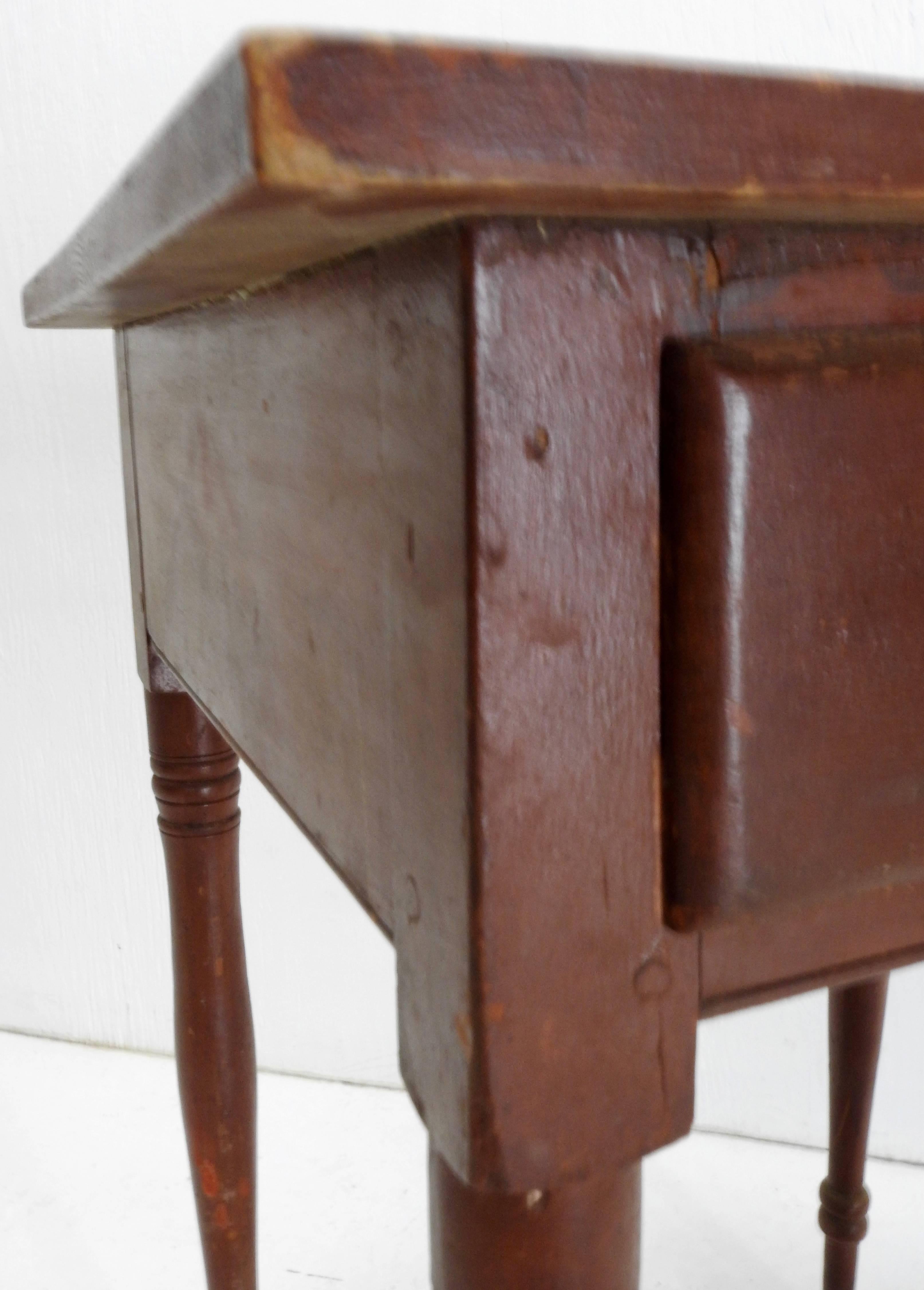 Primitive Red Working Side Table In Fair Condition For Sale In Cookeville, TN